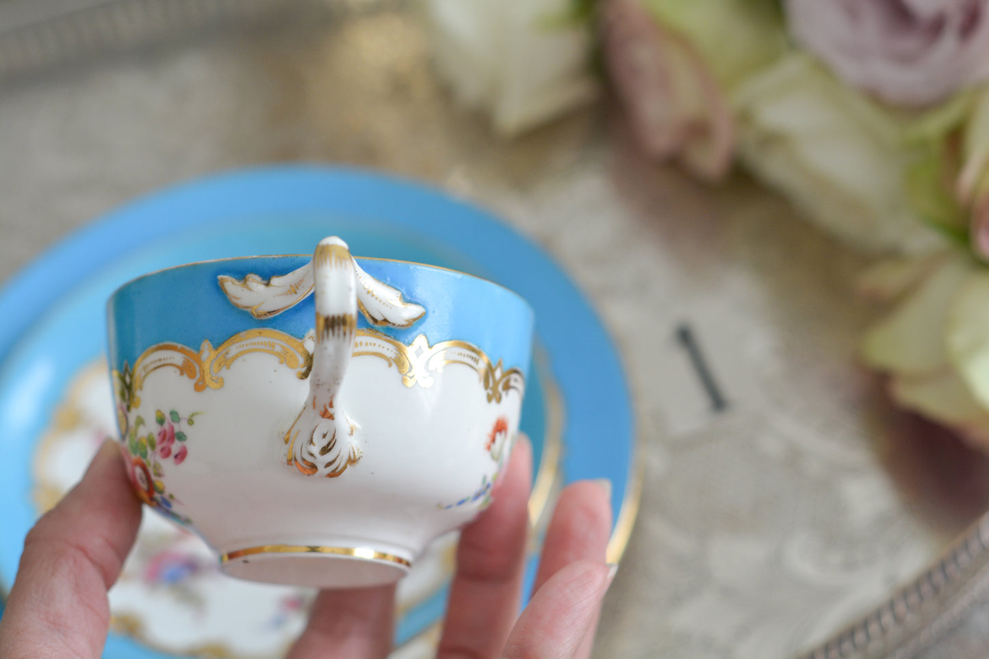 コールポートのハンドペイントで描かれた花々がとても美しいティートリオです。以前色違いのコバルトブルーのトリオをご紹介したことがあります。シリーズ名はないのですが、何色かカラーバリエーションがあります。ターコイズブルーはどのシリーズにおいても貴重なカラー。ターコイズブルーに金彩のコントラストがとても豪華な印象です。特別なティータイムにどうぞ。