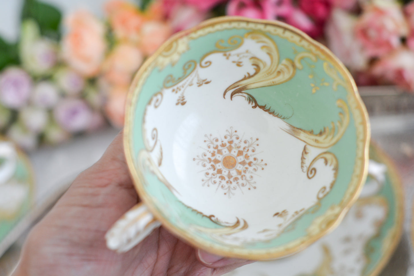 爽やかなアップルグリーンカラーに美しい模様のカップ&ソーサー。メーカーは不明ですが、優美なシェイプも素晴らしいデザインのお品です。こちらは1客の価格です。在庫が全部で5客ございます。 差異はあまりありませんが、状態の良いものから順番にお送りいたします。