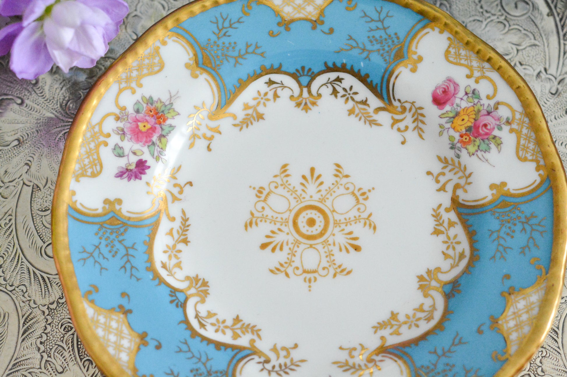 コールポートの代表作と言ってもいい、バットウィングシリーズ。カラー展開が豊富でレアカラーと呼ばれる貴重かつ人気のカラーがあります。その中でもターコイズブルーは幻と言われるほどレアなカラー。前回ご紹介できた時もとても嬉しかったのですが、また出会うことができて本当に嬉しく思います。手に取ると、宝石のようにキラキラと輝くターコイズブルーに金彩のコントラスト、美しいシェイプ。本当に素晴らしい、心が躍るカップです。