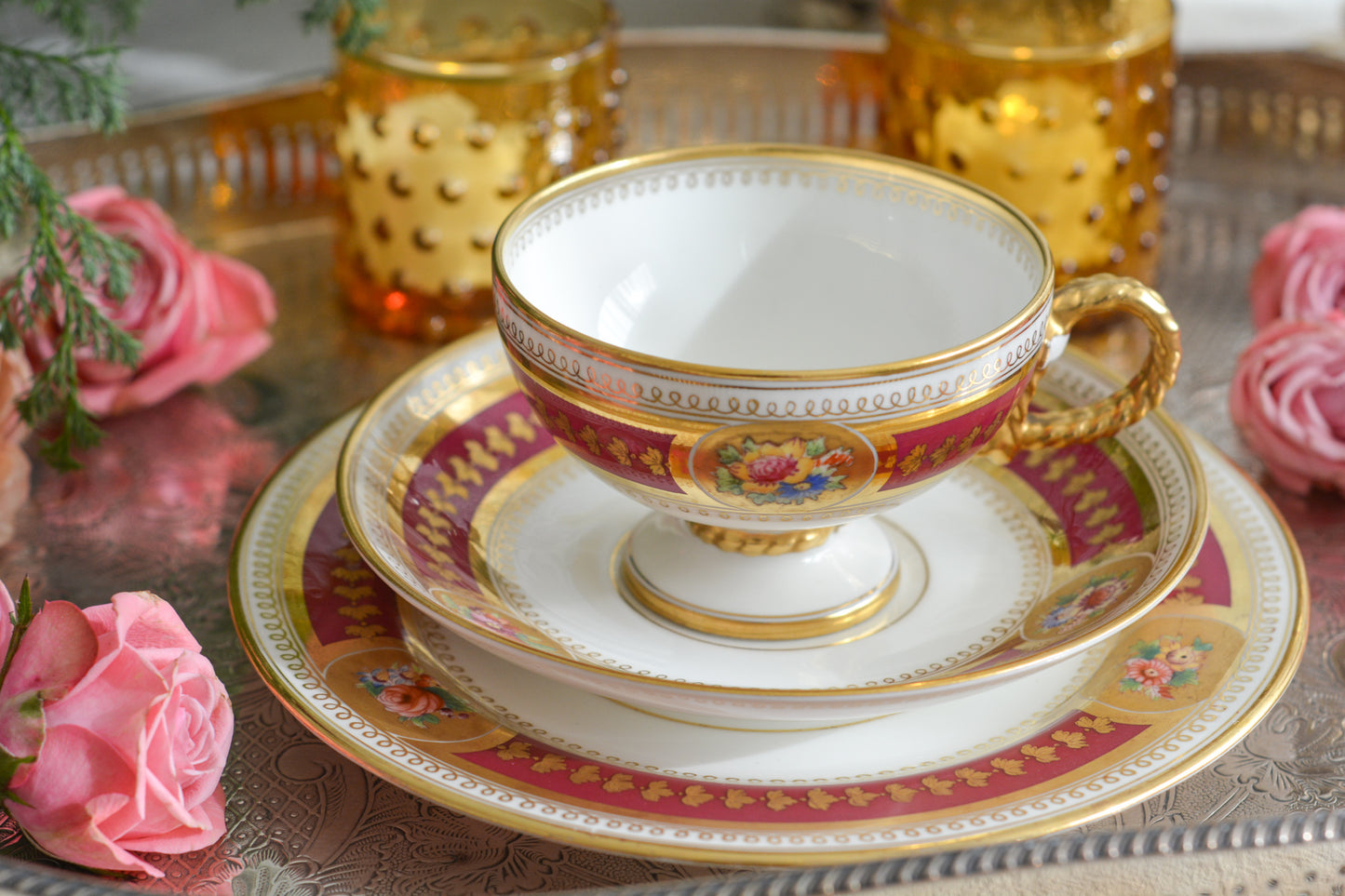 コウルドンの素晴らしいティートリオ。カップのハンドルはロープハンドルと呼ばれるデザインで、コウルドン前身のブラウンウエストヘッドムーア社が製造していたデザインです。リッジウェイ時代の豪華絢爛な作風を残しつつ、より洗練されたデザインへと昇華していったブラウンウエストヘッドムーア社。ロープハンドルはそんなブラウンウエストヘッドムーアの代表的なデザイン。数も少ないので大変人気があります。カップにはコウルドンのバックスタンプがあるのでコウルドンが引き継いで作られたお品だと思うのですが、ソーサーのダイヤモンドマークは1868年9月25日に登録されたことを示しています。ソーサーだけ古い感じはしないので、このダイヤモンドマークはこのお品ではなく、デザインの商標登録を示しているのかもしれません。アンティークは色々なストーリーを考える楽しみを与えてくれますね。