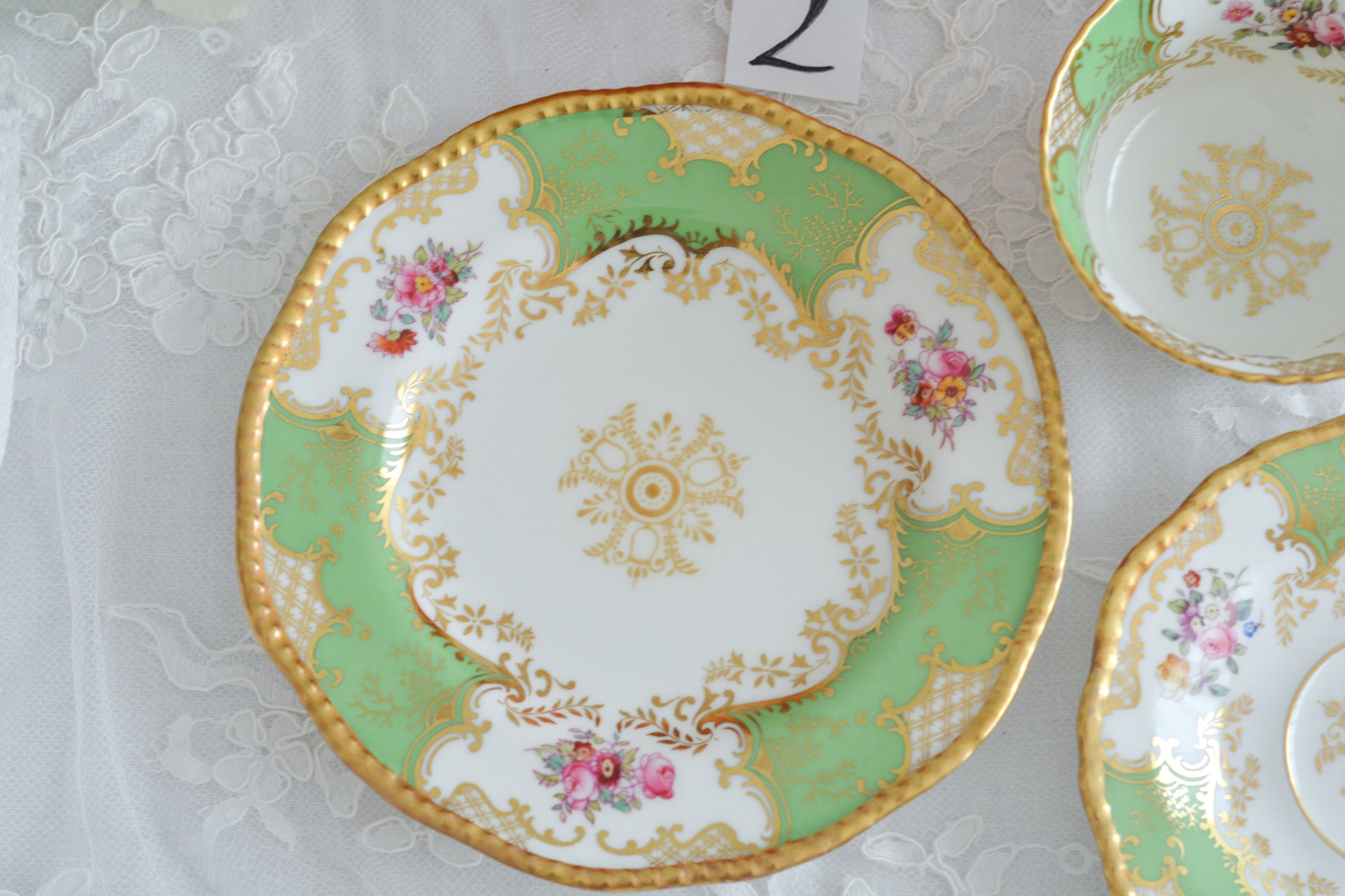 コールポートの代表作と言ってもいい、バットウィングシリーズ。こちらは明るい雰囲気のアップルグリーンのティートリオです。柔らかな印象で凛としさ美しさがありオーラを感じます。季節を選ばずお楽しみいただけるカラーですね。最近はバットウィングも探すのがとても困難になってきました。こちらはイギリスのコレクターさんからお迎えしたお品で、大切にされていたことのわかるお品達です。トリオの中央の模様の色が違ったりオリジナルのセットではないかもしれませんが、美しいトリオです。ご縁をお繋ぎできたら嬉しく思います。こちらは1セットの価格です。全部で6セット在庫がございます。①〜⑥からお選びください。