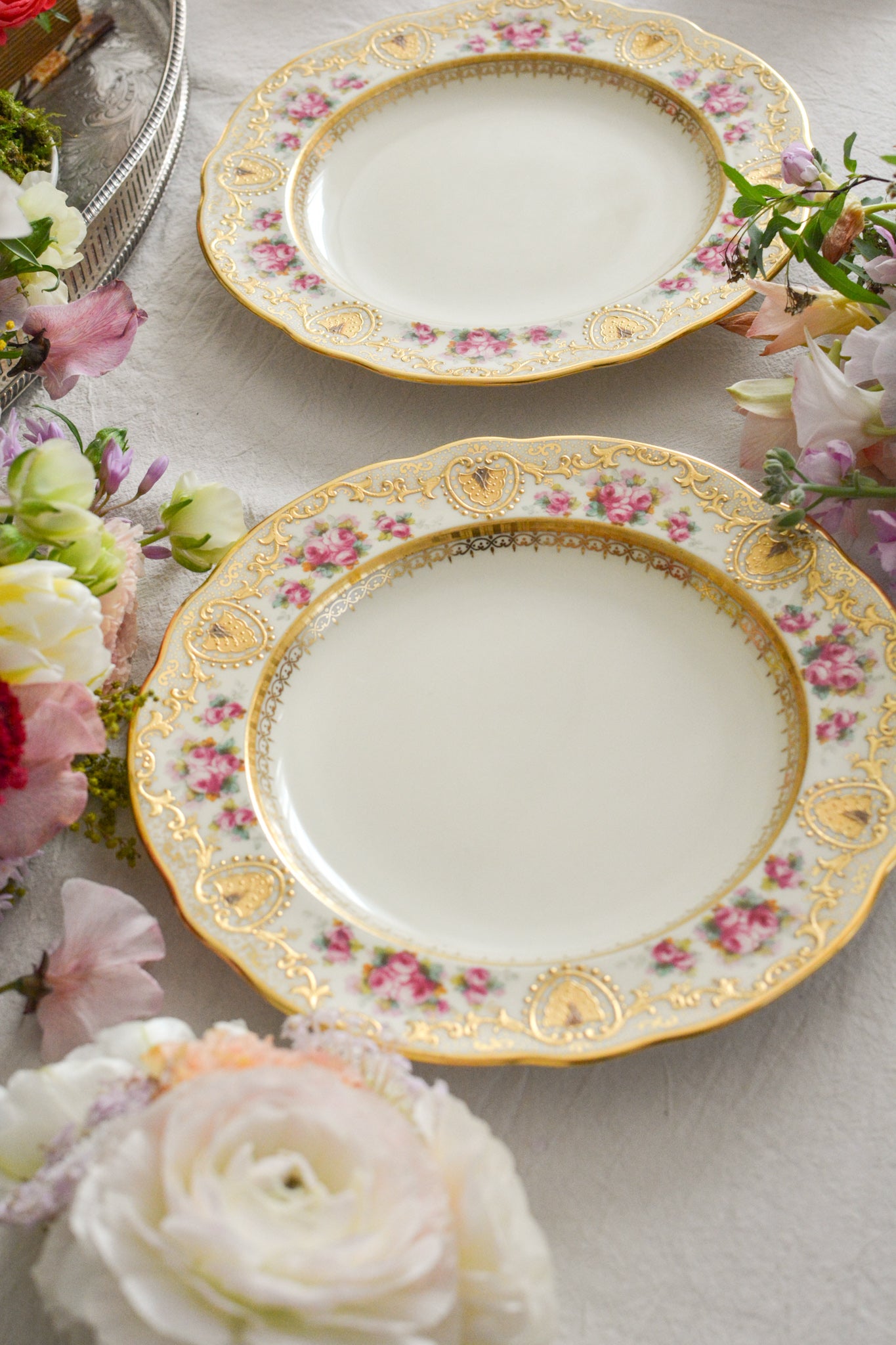 コープランドのエレガントなプレートが入荷しました。以前ご紹介したことのあるプレートです今回また出会うことができました。クリームカラーの地のお色に金盛りの繊細な模様に、可憐なバラが描かれた大変美しいプレート。ティータイムを華やかに盛り上げてくれそうです。裏面には、サインが入っています。こちらは1枚の価格です。在庫が2枚ございます。プレート①〜②からお選びください。