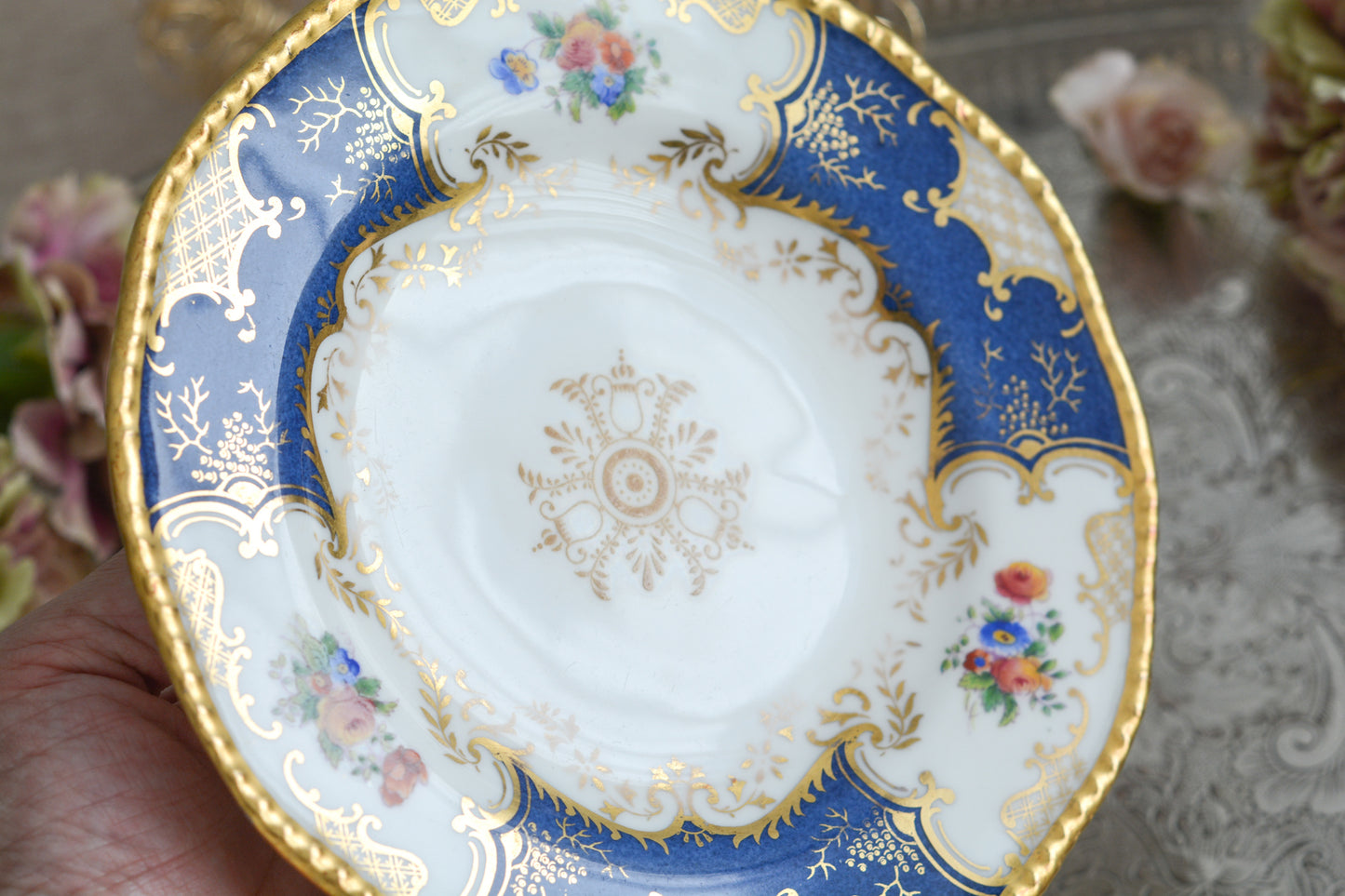 コールポートの人気シリーズ、バットウィングシリーズ。こちらはとても珍しい明るいブルーのサイドプレートです。ちょっと凝ったブルーで石目のようになっていて高級感があります。バットウィングシリーズはたくさんのカラーバリエーションがありますが、最近はバットウィングシリーズはどのカラーも探すことがより困難になっております。こちらのプレートは、特に珍しいカラーでコレクションにぴったりです。