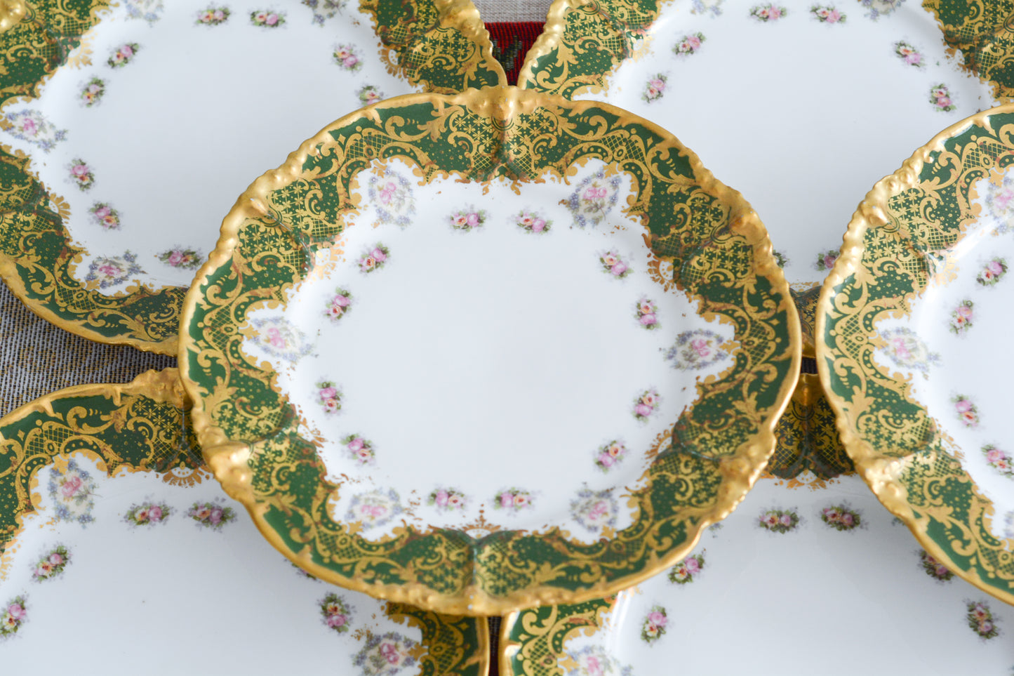 フランスのリモージュのプレートがやってきました。ジャン・プーヤ工房のデザートプレートで、深い緑の縁取りに繊細なタッチのお花がとても美しい1枚です。英国のタッチとはまた違った趣きがあり、エレガントで繊細な雰囲気。クリスマスのテーブルにもぴったりな色合いでテーブルを華やかに盛り上げてくれるプレートです。  こちらは1枚の価格です。クリスマス企画の特別価格になっています。在庫が全部で8枚ございます。状態の良いものから順番にお送りいたします。