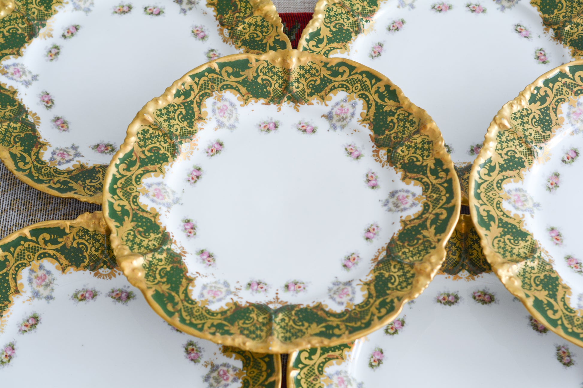 フランスのリモージュのプレートがやってきました。ジャン・プーヤ工房のデザートプレートで、深い緑の縁取りに繊細なタッチのお花がとても美しい1枚です。英国のタッチとはまた違った趣きがあり、エレガントで繊細な雰囲気。クリスマスのテーブルにもぴったりな色合いでテーブルを華やかに盛り上げてくれるプレートです。  こちらは1枚の価格です。クリスマス企画の特別価格になっています。在庫が全部で8枚ございます。状態の良いものから順番にお送りいたします。