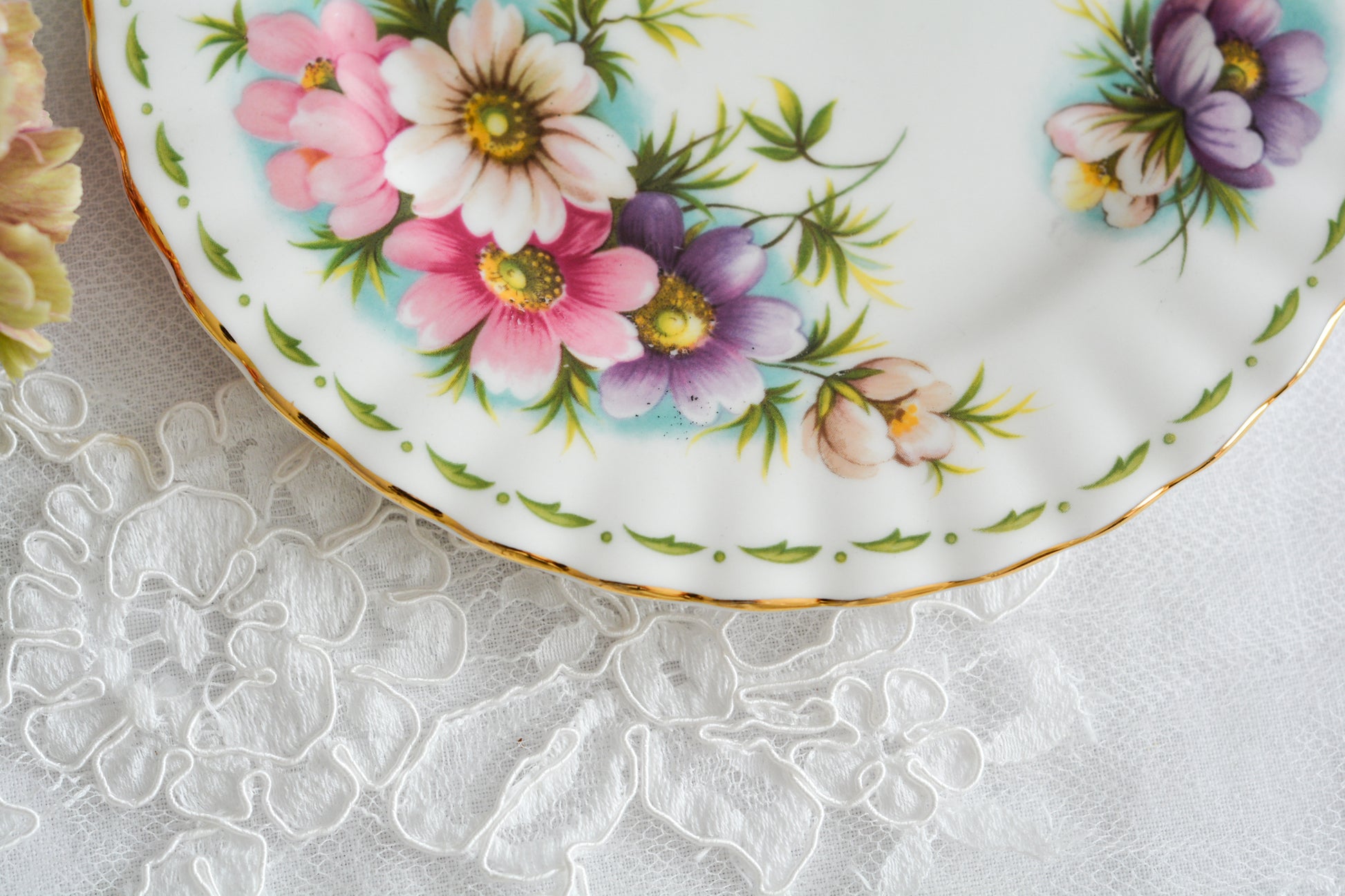 ロイヤルアルバートの人気シリーズの一つ、「フラワーオブザマンス」1月から12月までそれぞれの季節のお花がモチーフのシリーズで、ついつい集めたくなってしまう魅力があります。今回ご紹介するのは、10月(Octber)。10月のお花はコスモスです。柔らかな色合いのコスモスにターコイズブルーがアクセントの可愛らしいセットです。今回はティートリオにデザートプレートのついた珍しい4ピースセットが入荷しました!秋のティータイムをお楽しみください。