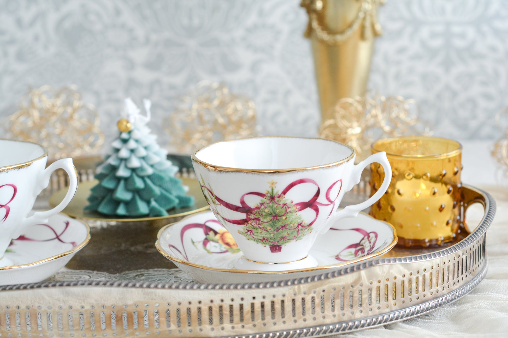 ロイヤルアルバートの代表的なシリーズオールドイングリッシュツリー。このシリーズは色々なバリエーションが発表されています。こちらのクリスマスツリーもその一つ。大きなクリスマスツリーにマルーンカラーのリボンがとても華やかなデザインで人気があります。クリスマスのティータイムにぴったりのカップでクリスマスのテーブルをお楽しみくださいね。