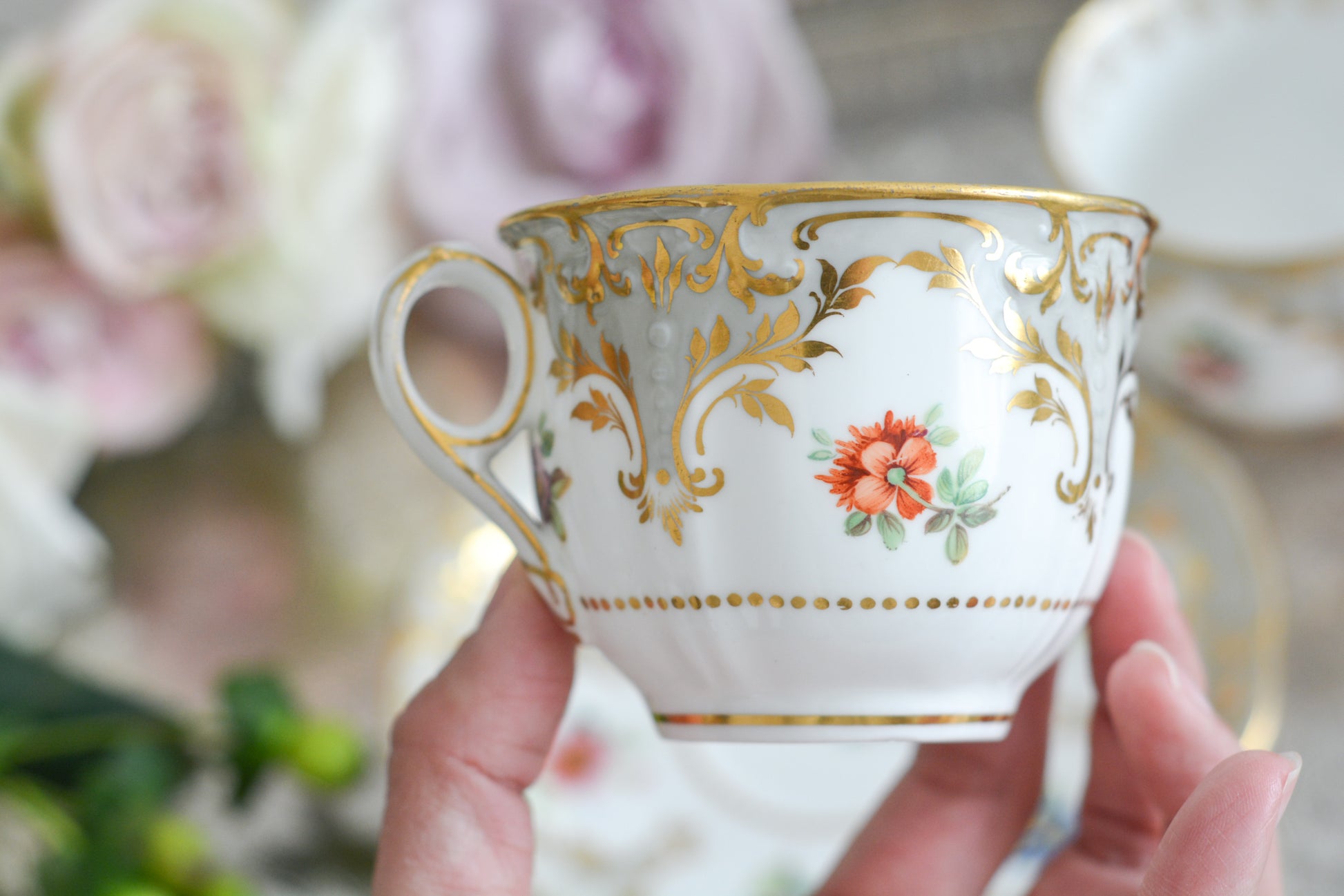 トゥルートリオは、ティーカップ、コーヒーカップ、ソーサーのセットで1800年代中頃まではトリオといえばトゥルートリオが主流でした。こちらはバックスタンプなどはないのですが、ソーサーの裏面にうっすらとMINTONと確認できます。美しいハンドペイントの絵付けはさすがミントン。ミントンの絵付けは繊細で優しいタッチですね。リングハンドルもエレガントです。とても状態の良いお品で、紅茶もコーヒーもお楽しみいただけます。素敵なティータイムをお過ごしください。