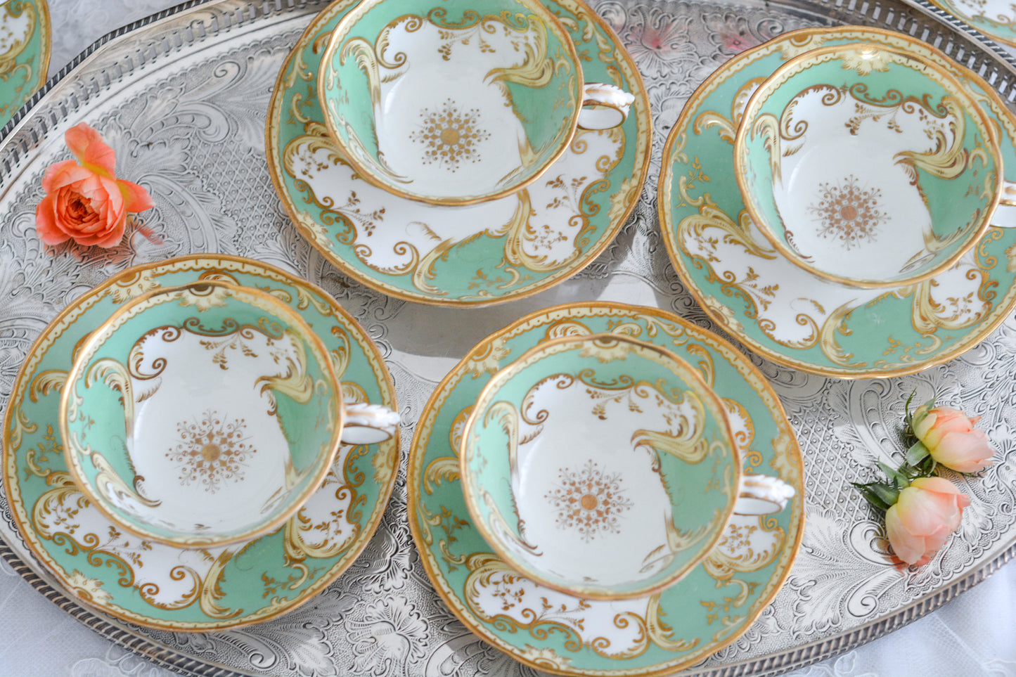 爽やかなアップルグリーンカラーに美しい模様のカップ&ソーサー。メーカーは不明ですが、優美なシェイプも素晴らしいデザインのお品です。こちらは1客の価格です。在庫が全部で5客ございます。 差異はあまりありませんが、状態の良いものから順番にお送りいたします。