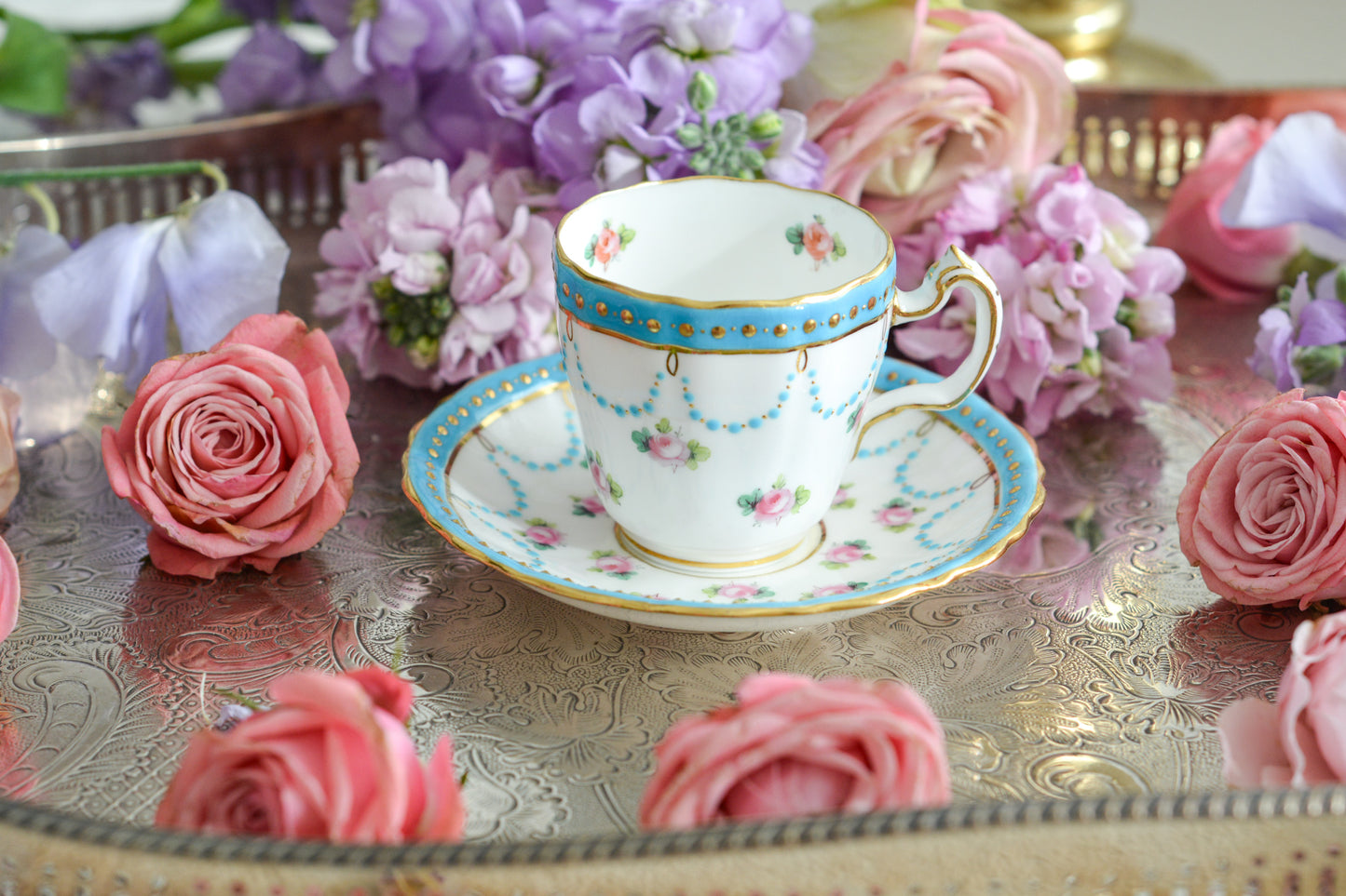 ミントンの美しいデミタスカップ。ミントンブルーにエレガントなデザイン。さすがミントン!ですね。小さなカップにぎゅっと魅力が詰まったお品です。 ミントンは女性の絵付け師さんが他のメーカーよりもたくさん活躍していたと本で読んだことがあります。ミントンのエレガントで美しいデザインはそんな理由もあるのかもしれません。カップのハンドルに製造時にできたと思われる傷と、ソーサーにヘアライン(貫通はしていません)があるので実用にはお勧めしませんが、ぜひたくさん眺めて愛でていただきたい、芸術的なカップです。