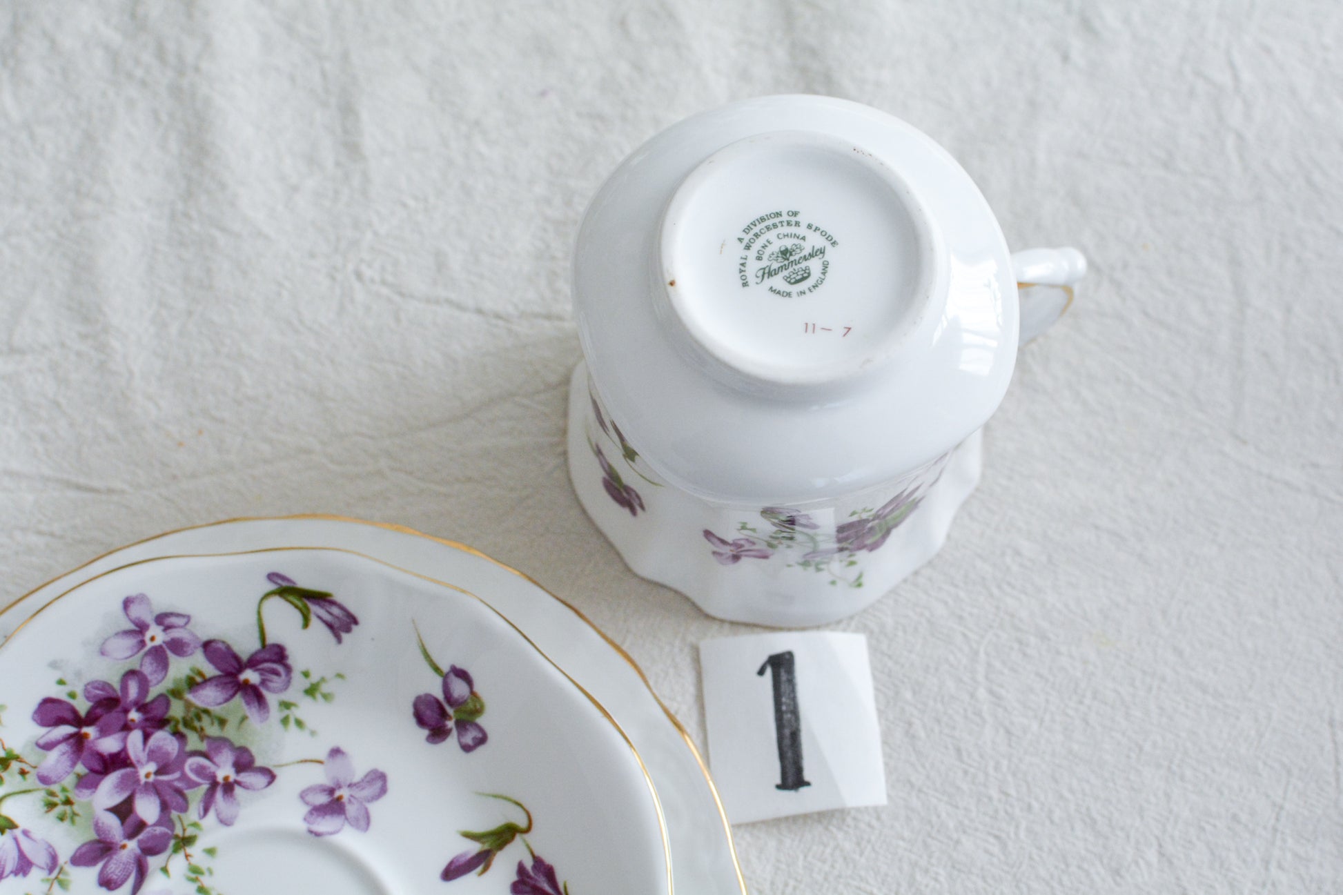 ハマースレイの人気シリーズ、ヴィクトリアンバイオレットシリーズのティートリオ。可憐なすみれの模様と優雅なシェイプがとても美しいお品です。製造年代などですみれの模様が少しずつ違い、それぞれに魅力があります。ハマースレイらしいエレガントなデザインでおうちティータイムを華やかに盛り上げてくれます。こちらは1セットの価格です。在庫が2セットあり、絵柄や色味が少しずつ異なります。トリオ①〜②からお選びください。