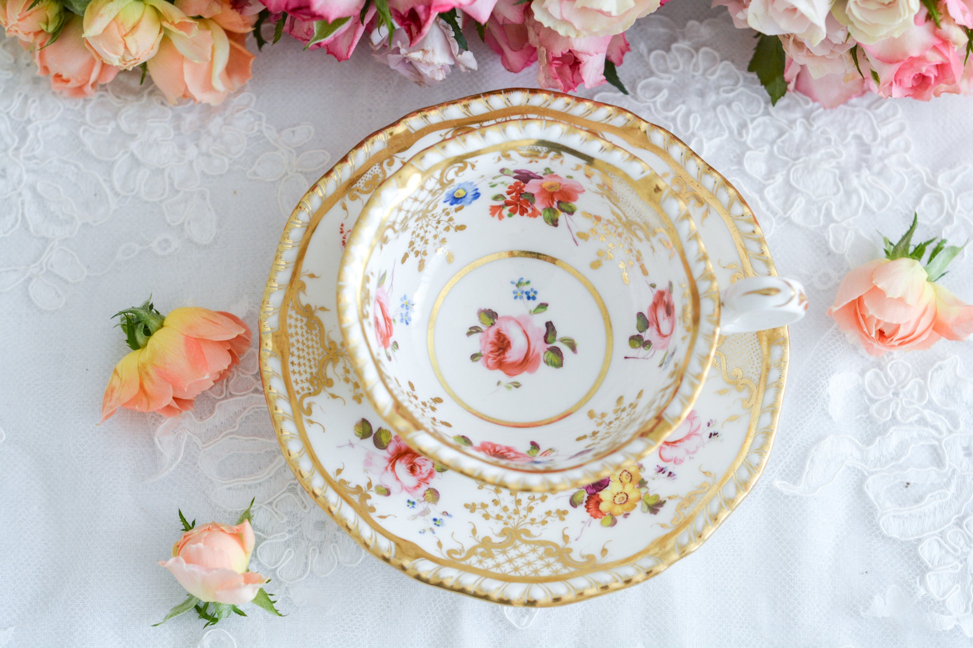 H&Rダニエルは1822年から1846年までという短い期間しか製造していないのですが、とても素晴らしい磁器を作っていたメーカです。数が少なく、作品も素晴らしいとあって世界中にコレクションしている方々がいます。ガドルーンとは縁飾りの模様のことで、こちらはカップの内側についていてセカンドガドルーンと呼ばれています。(外側についているものはファーストガドルーン。)H&Rダニエルの作品はハンドペイント絵付けも大変素晴らしいです。芸術的なカップとなっております。