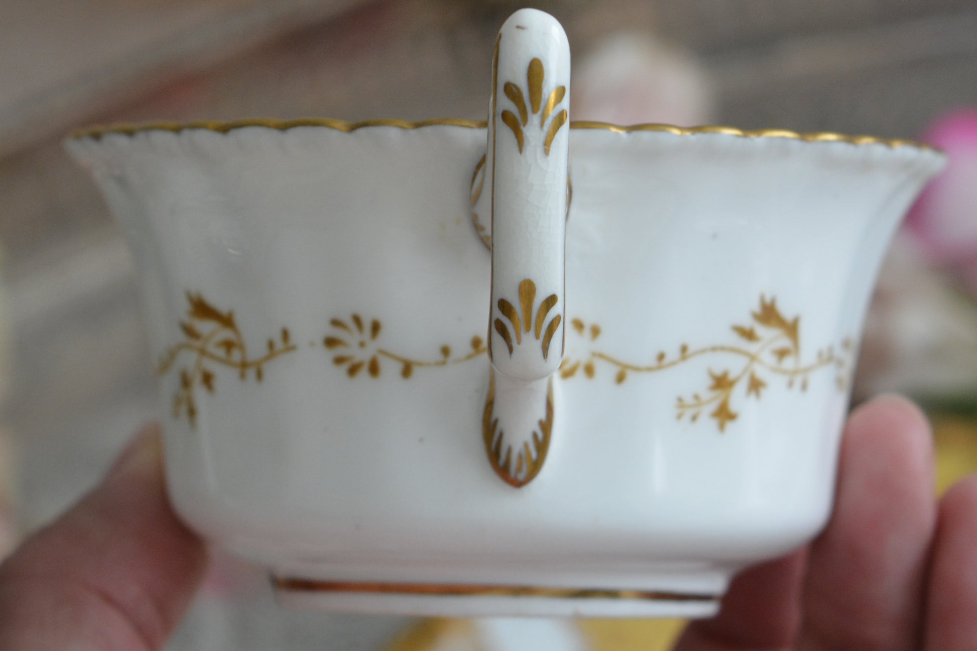 コールポートの人気シリーズ、バットウィングシリーズ。レアカラーのイエローカラーのトリオです。イエローのバットウィングは、鮮やかなイエローカラーが美しく、とても華やかな印象です。最近はバットウィングシリーズは探すことがより困難になっております。残念ながらカップにヒビが入っている為に観賞用となっております。(水漏れしたり、カップ自体が割れてしまう可能性があるため、カップに紅茶などを入れることは難しいです)ソーサーとサイドプレートはとても良い状態です。カップにヒビはあるものの観賞用としては大変美しく、貴重なお品です。ぜひコレクションとしてこのカップをお楽しみください。