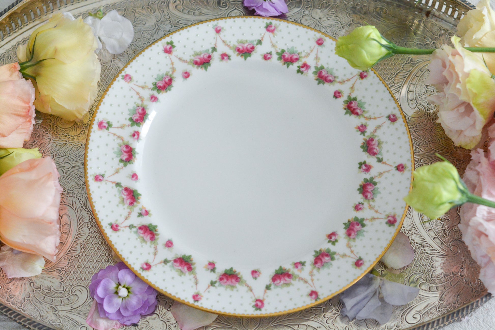 ロイヤルドルトンのとっても可愛らしいプレートが入荷しました。アメリカの小売店の特注品でバラのガーランドにエナメルジュールのドットが素敵なデザインです。このプレートが1枚あれば、ロマンティックなテーブルコーディネートができそうです。ティータイムに、デザートタイムにぜひどうぞ。こちらは1枚の価格です。状態によって価格が変わります。コンディションA、B、Cからお選びください。どれも大きなダメージはありません。