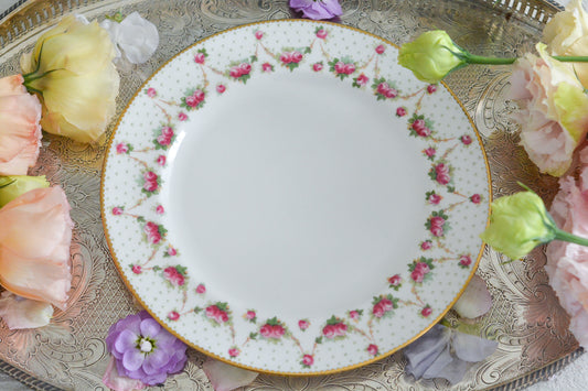 ロイヤルドルトンのとっても可愛らしいプレートが入荷しました。アメリカの小売店の特注品でバラのガーランドにエナメルジュールのドットが素敵なデザインです。このプレートが1枚あれば、ロマンティックなテーブルコーディネートができそうです。ティータイムに、デザートタイムにぜひどうぞ。こちらは1枚の価格です。状態によって価格が変わります。コンディションA、B、Cからお選びください。どれも大きなダメージはありません。