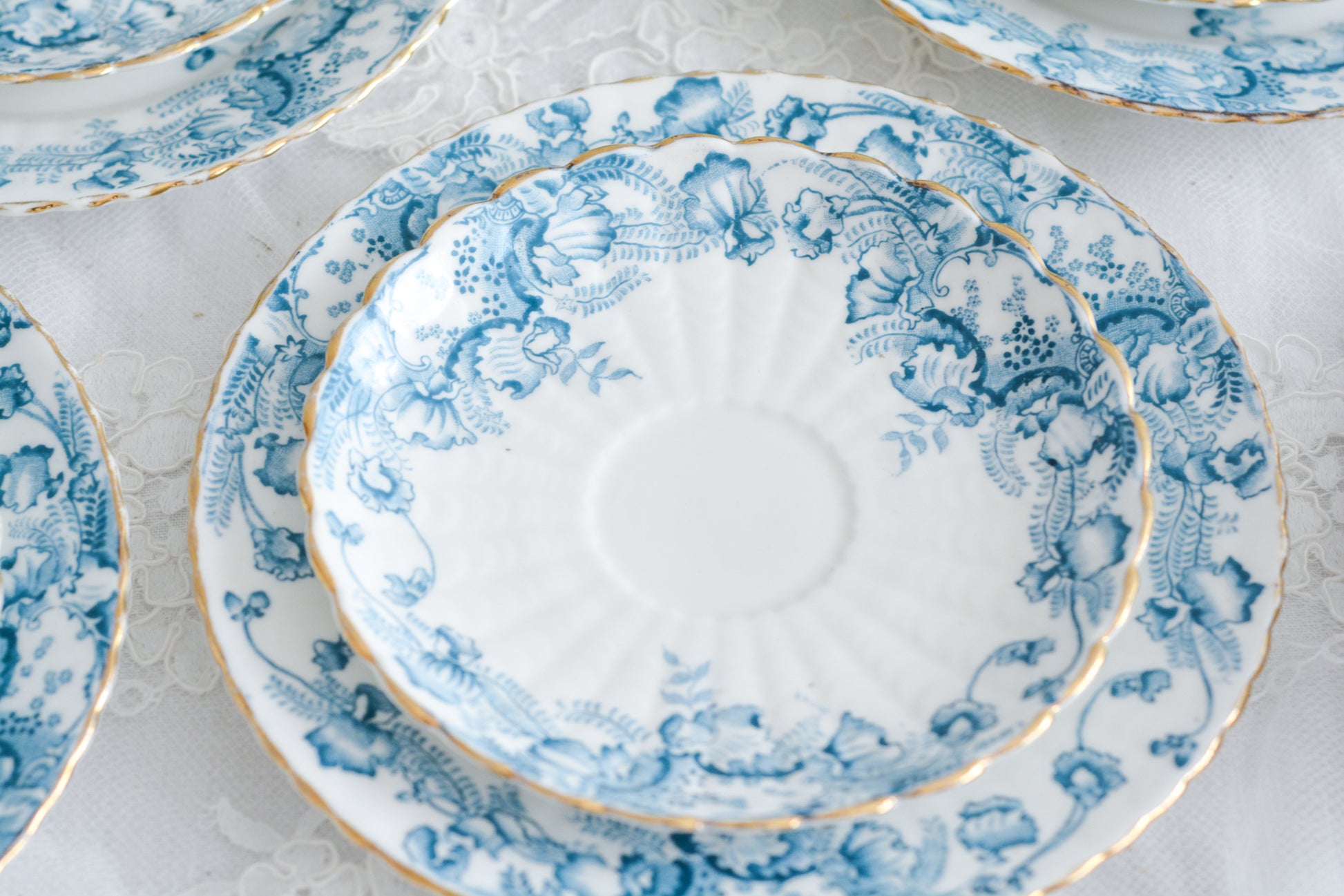 サミュエル・ラドフォードというメーカーの可愛らしいティートリオです。サミュエル・ラドフォードはスタッフォードシャーのメーカーで、1879年から1957年まで創業していました。こちらはブルーの転写模様がとても美しく地模様もとても可愛らしいお品です。同じパターンのミルクジャグ&シュガーボウル、色違いのデザートプレートも別で掲載しています。  こちらは1セットの価格です。全部で6セットあります。状態の良いものからお送りします。