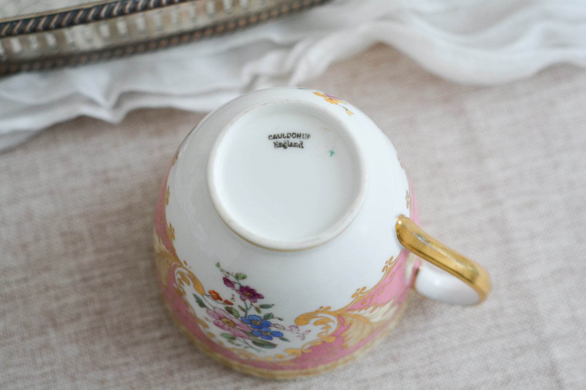 ピンクのカラーがとても貴重で愛らしい、コウルドンのティファニーパターンのティートリオです。こちらはティファニーのスタンプはありませんが、柄はティファニーがコウルドンに特注したパターン。ティファニーらしい上品な絵柄がとても美しくでコウルドンの中でも人気のシリーズです。クリスマスプレゼントにもぴったりの特別なお品です🎁  美しいティートリオで、ぜひクリスマスのティータイムやテーブルコーディネートをお楽しみください。