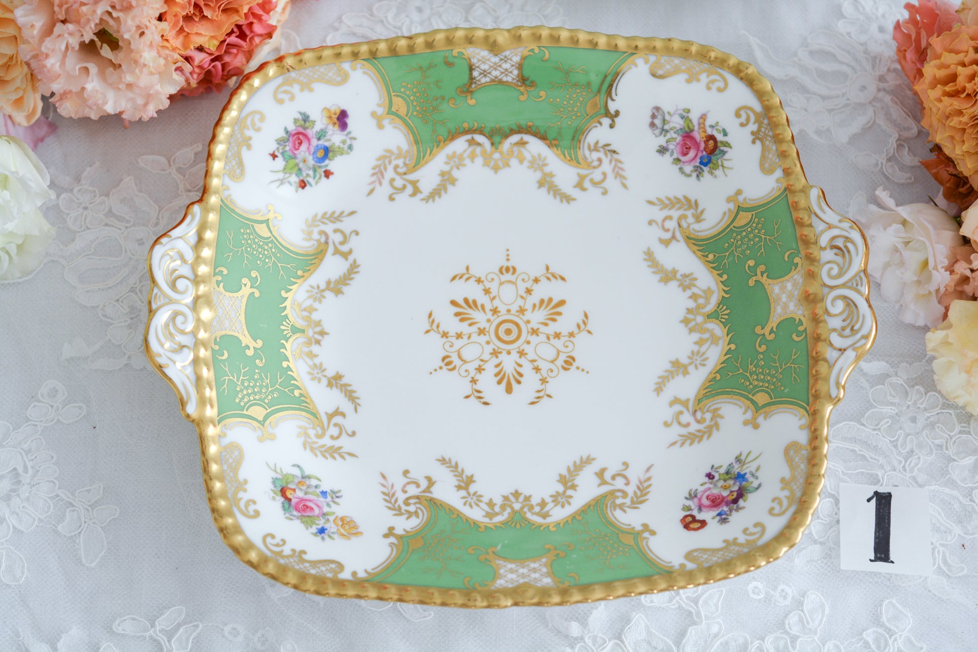 コールポートの人気シリーズ、バットウィング。カラーバリエーションも豊富なシリーズです。こちらは明るい雰囲気のアップルグリーンカラーの美しいB&Bプレート。サンドイッチやスイーツなど盛り付けてお楽しみくださいね。こちらは1枚の価格です。全部で2枚ございます。少しずつデザインが違いますので①〜②からお選びください。