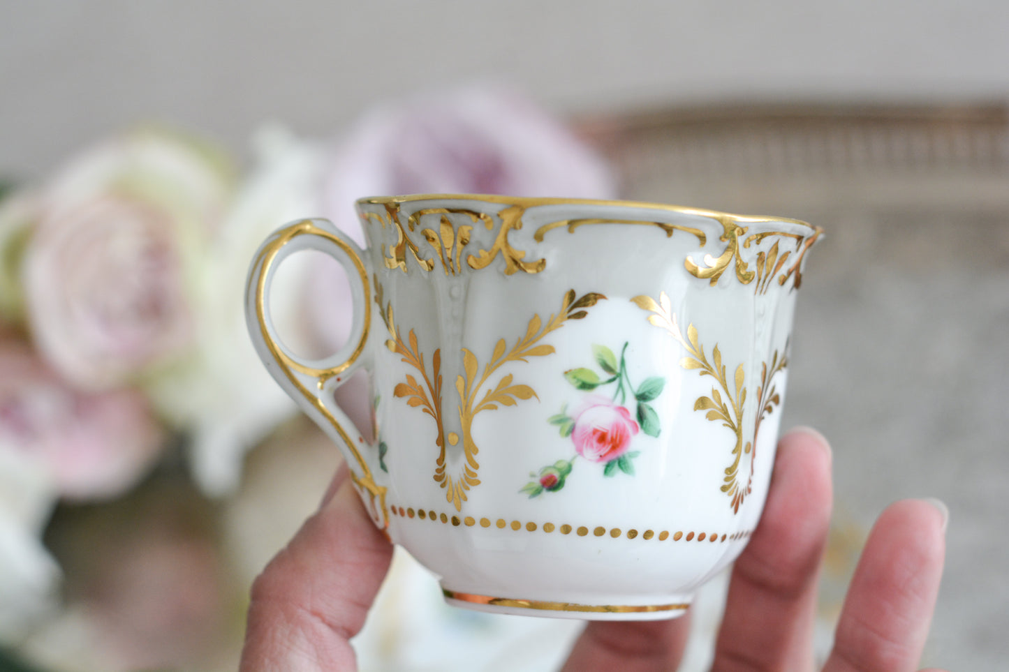 トゥルートリオは、ティーカップ、コーヒーカップ、ソーサーのセットで1800年代中頃まではトリオといえばトゥルートリオが主流でした。こちらはバックスタンプなどはないのですが、ソーサーの裏面にうっすらとMINTONと確認できます。美しいハンドペイントの絵付けはさすがミントン。ミントンの絵付けは繊細で優しいタッチですね。リングハンドルもエレガントです。とても状態の良いお品で、紅茶もコーヒーもお楽しみいただけます。素敵なティータイムをお過ごしください。