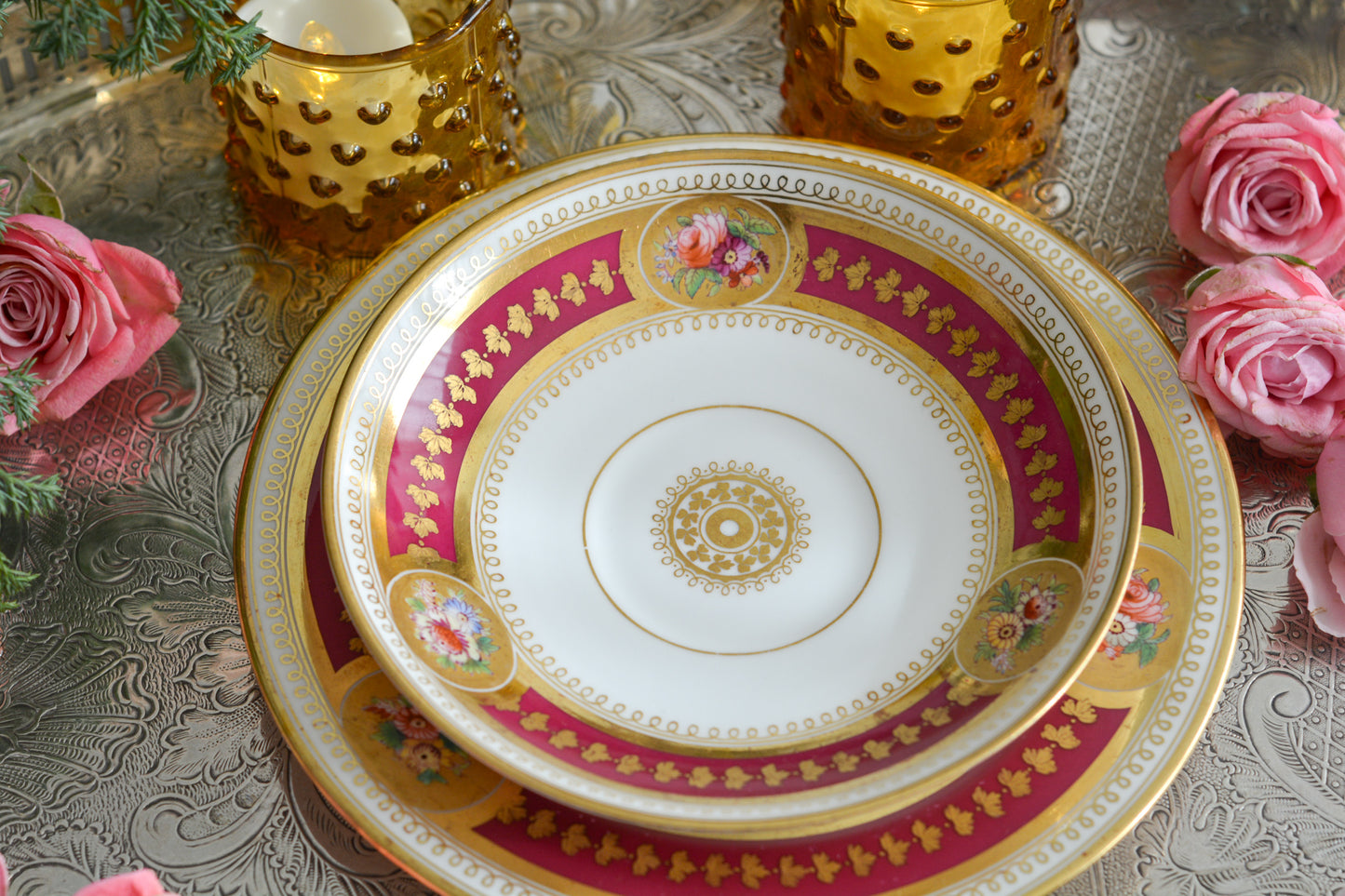 コウルドンの素晴らしいティートリオ。カップのハンドルはロープハンドルと呼ばれるデザインで、コウルドン前身のブラウンウエストヘッドムーア社が製造していたデザインです。リッジウェイ時代の豪華絢爛な作風を残しつつ、より洗練されたデザインへと昇華していったブラウンウエストヘッドムーア社。ロープハンドルはそんなブラウンウエストヘッドムーアの代表的なデザイン。数も少ないので大変人気があります。カップにはコウルドンのバックスタンプがあるのでコウルドンが引き継いで作られたお品だと思うのですが、ソーサーのダイヤモンドマークは1868年9月25日に登録されたことを示しています。ソーサーだけ古い感じはしないので、このダイヤモンドマークはこのお品ではなく、デザインの商標登録を示しているのかもしれません。アンティークは色々なストーリーを考える楽しみを与えてくれますね。