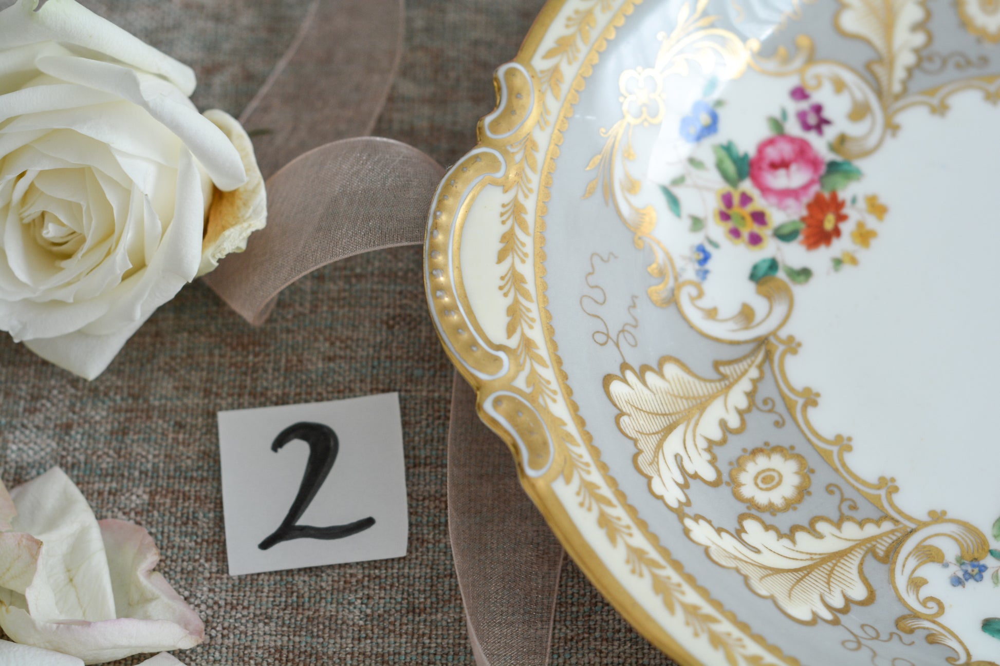 コウルドンのティファニーパターンのプレート。こちらは老舗ハロッズがオーダーしたもので、こちらはティファニーのスタンプはありませんが、柄はティファニーがコウルドンにオーダーしたパターンです。ティファニーらしい上品な絵柄がとても美しくでコウルドンの中でも人気のシリーズです。当時も人気があったのでしょう。いろいろな小売店がコウルドンにオーダーしています。ハンドルのついた深めのプレートはサービングプレートにもお使いいただきやすいと思います。