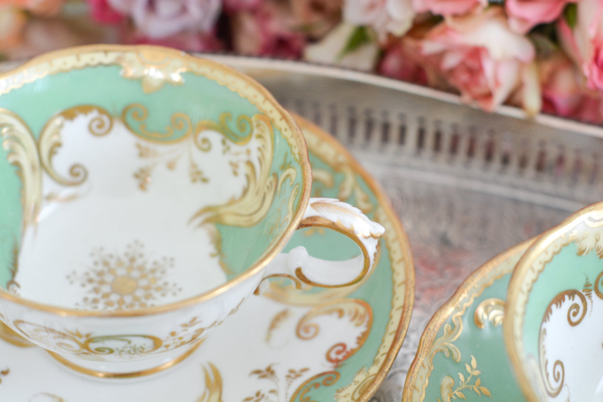 爽やかなアップルグリーンカラーに美しい模様のカップ&ソーサー。メーカーは不明ですが、優美なシェイプも素晴らしいデザインのお品です。こちらは1客の価格です。在庫が全部で5客ございます。 差異はあまりありませんが、状態の良いものから順番にお送りいたします。