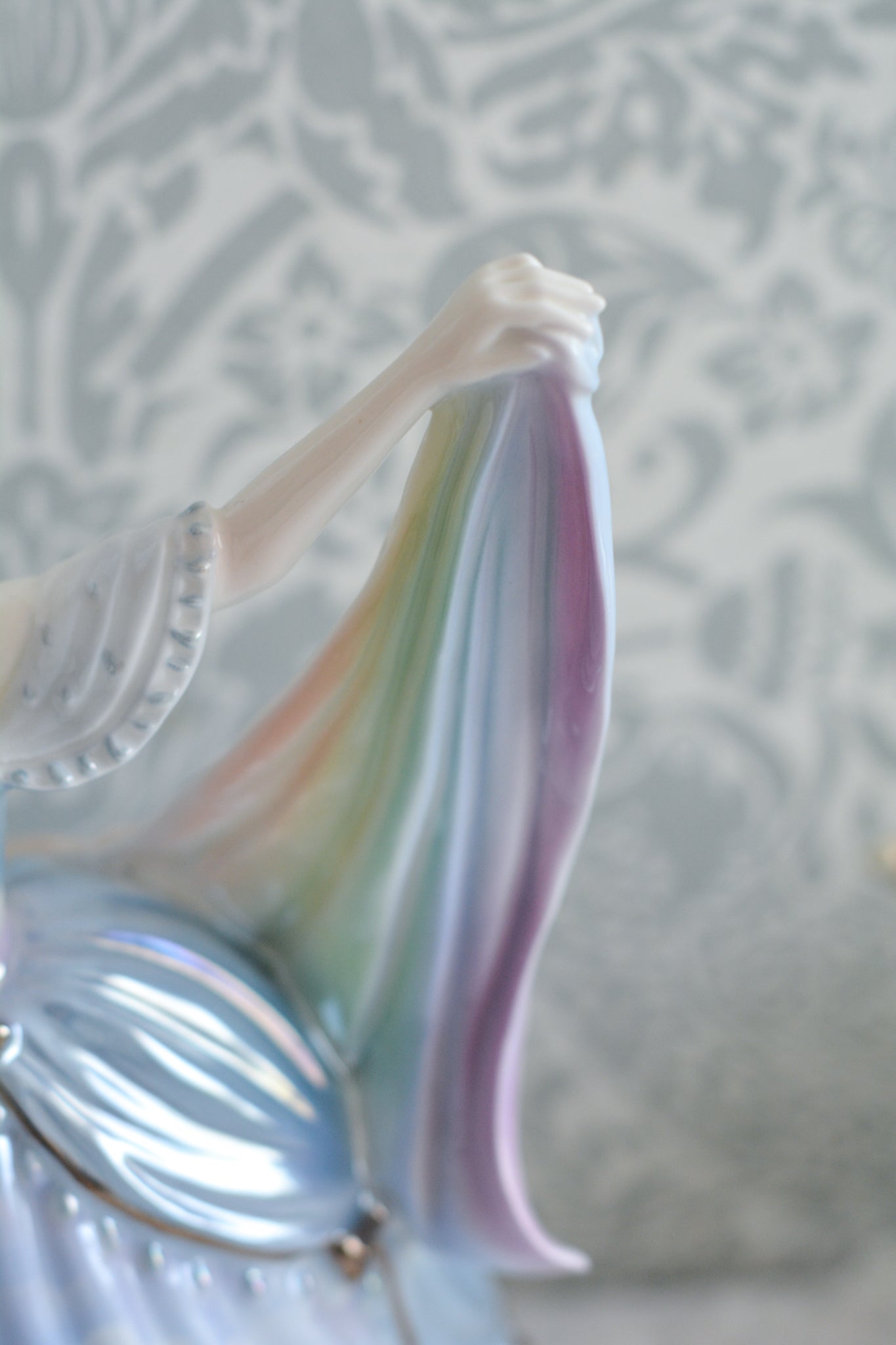 コールポートはフィギュリンをたくさん作っていて、たくさんのシリーズがあります。人気はあるけれど日本ではほとんど見かけないシリーズの1つ。「The millennium Ball」というシリーズで、この「Rain」と、「Moon」「 Forest」「Time」「Sun」の5種類から構成されています。このRainはパステルカラーでキラキラしていて、まるでファンタジーの世界からやってきてよう!このシリーズは個人的にも好きなシリーズで、時間をかけて探しました!今回ご紹介できて嬉しいです。製造数がとても少ないため探すのが大変困難なお品です。