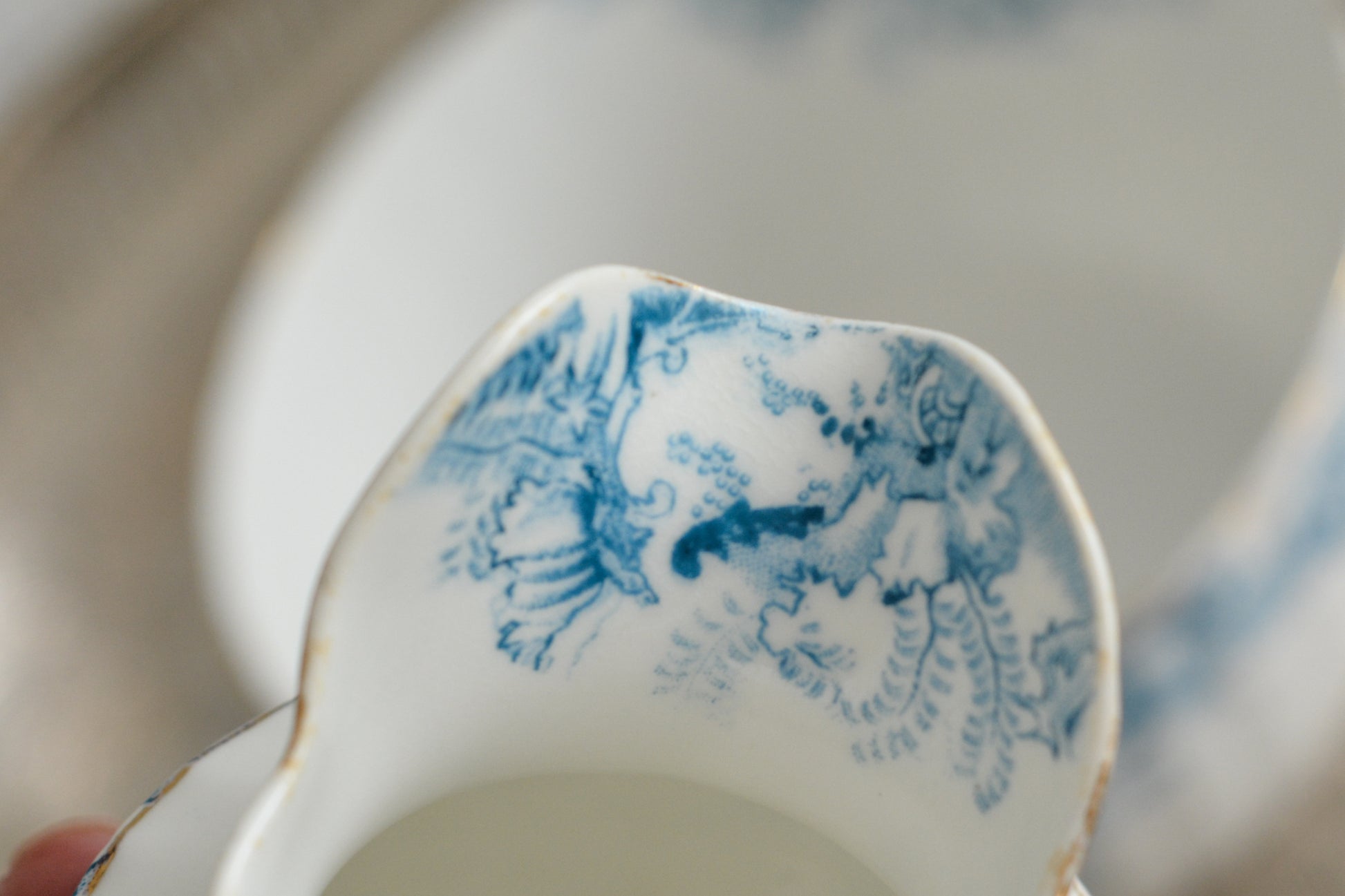 サミュエル・ラドフォードというメーカーの可愛らしいティートリオです。サミュエル・ラドフォードはスタッフォードシャーのメーカーで、1879年から1957年まで創業していました。こちらはブルーの転写模様がとても美しく地模様もとても可愛らしいお品です。同じパターンのティートリオと色違いのデザートプレートも別で掲載しています。