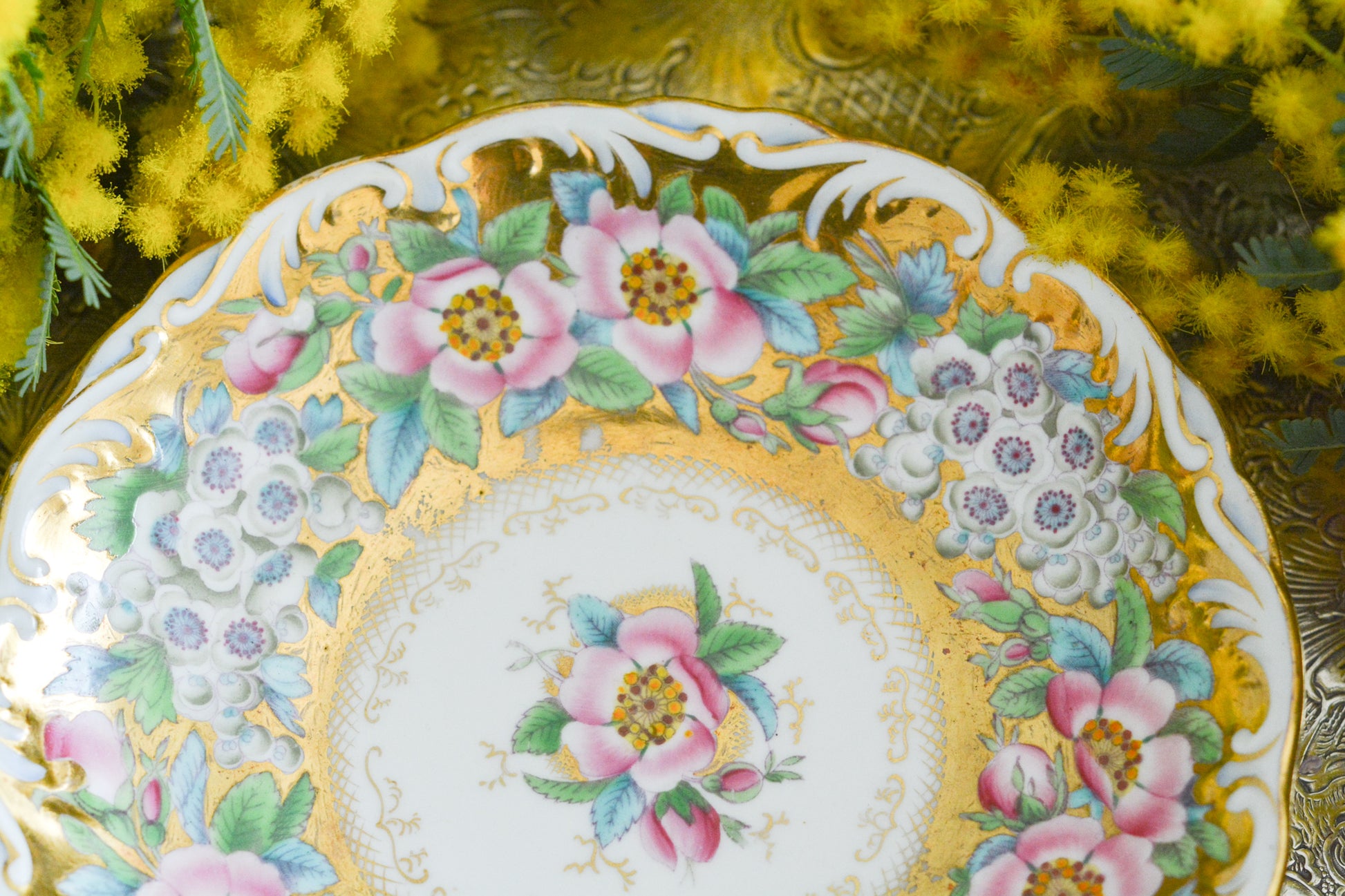 コールポートのロココリバイバル作品の人気のシェイプ、アデレードシェイプ。いろいろなデザインが作られていていますが、こちらのデザインは初めて見ました。ハンドペイントで描かれたお花は野ばらでしょうか?とても華やかなお品です。こちらは元々ティーカップとコーヒーカップ、ソーサーのセットだったと思われますが、コーヒーカップとソーサーのセットになっています。美しいお花がたくさん咲いたような美しいカップと共に春のティータイムをお楽しみください。