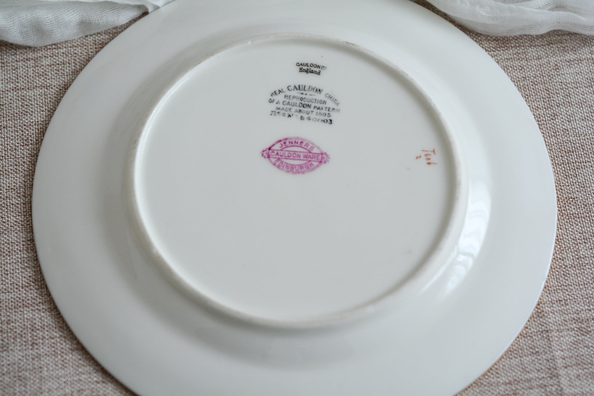 ピンクのカラーがとても貴重で愛らしい、コウルドンのティファニーパターンのティートリオです。こちらはティファニーのスタンプはありませんが、柄はティファニーがコウルドンに特注したパターン。ティファニーらしい上品な絵柄がとても美しくでコウルドンの中でも人気のシリーズです。クリスマスプレゼントにもぴったりの特別なお品です🎁  美しいティートリオで、ぜひクリスマスのティータイムやテーブルコーディネートをお楽しみください。