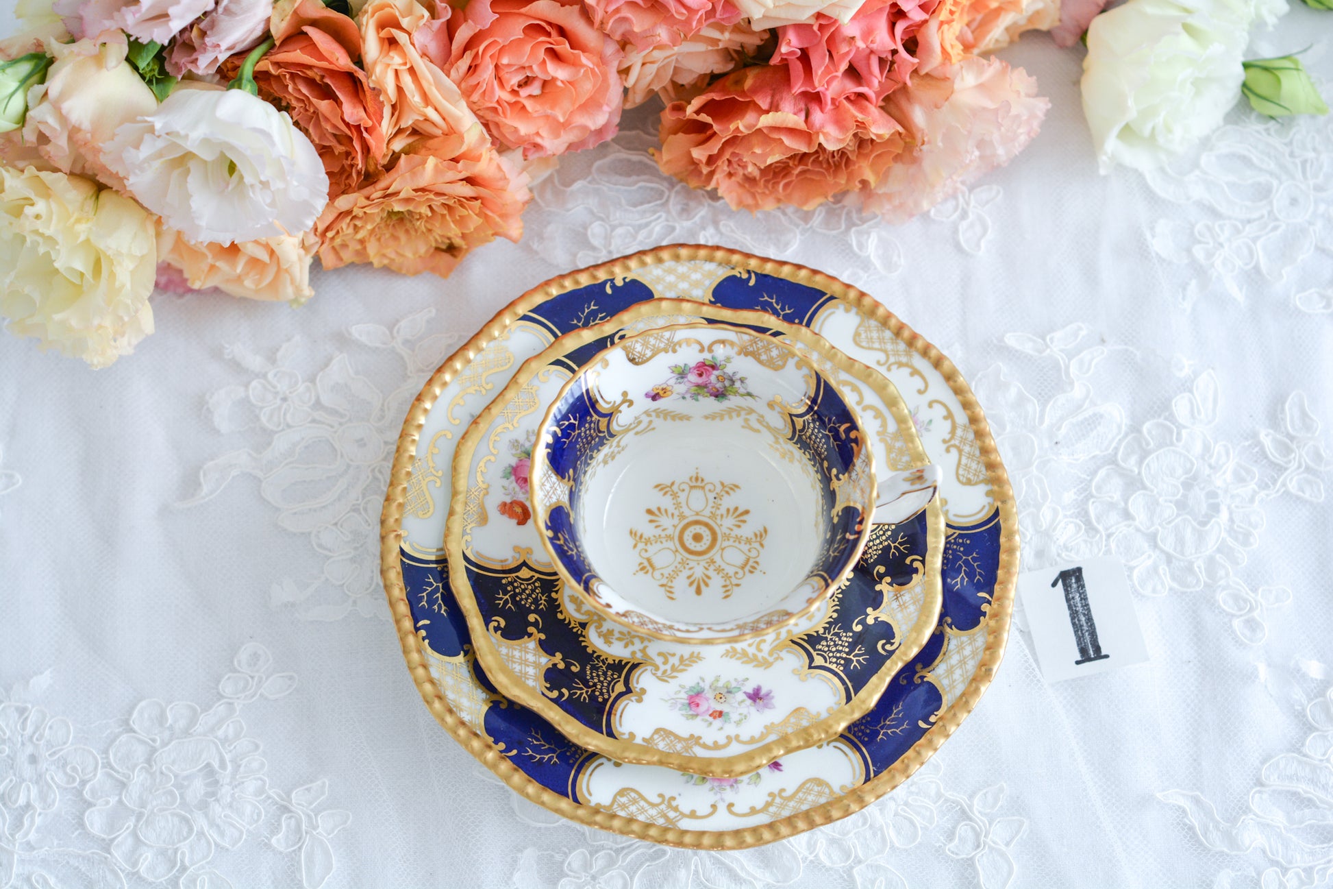 コールポートの代表作と言ってもいい、バットウィングシリーズ。こちらはコバルトブルーのティートリオです。重厚感のあるコバルトブルーと金彩のコントラスト、美しいシェイプ。凛としさ美しさがありオーラを感じます。そしてこちらのお品は、カップの側面にブーケの模様が描かれている珍しいデザインです。最近はバットウィングも探すのがとても困難になってきました。心が躍るカップでティータイムをお楽しみいただけたら嬉しいです。こちらは1セットの価格です。全部で6セット在庫がございます。状態で価格が変わります。