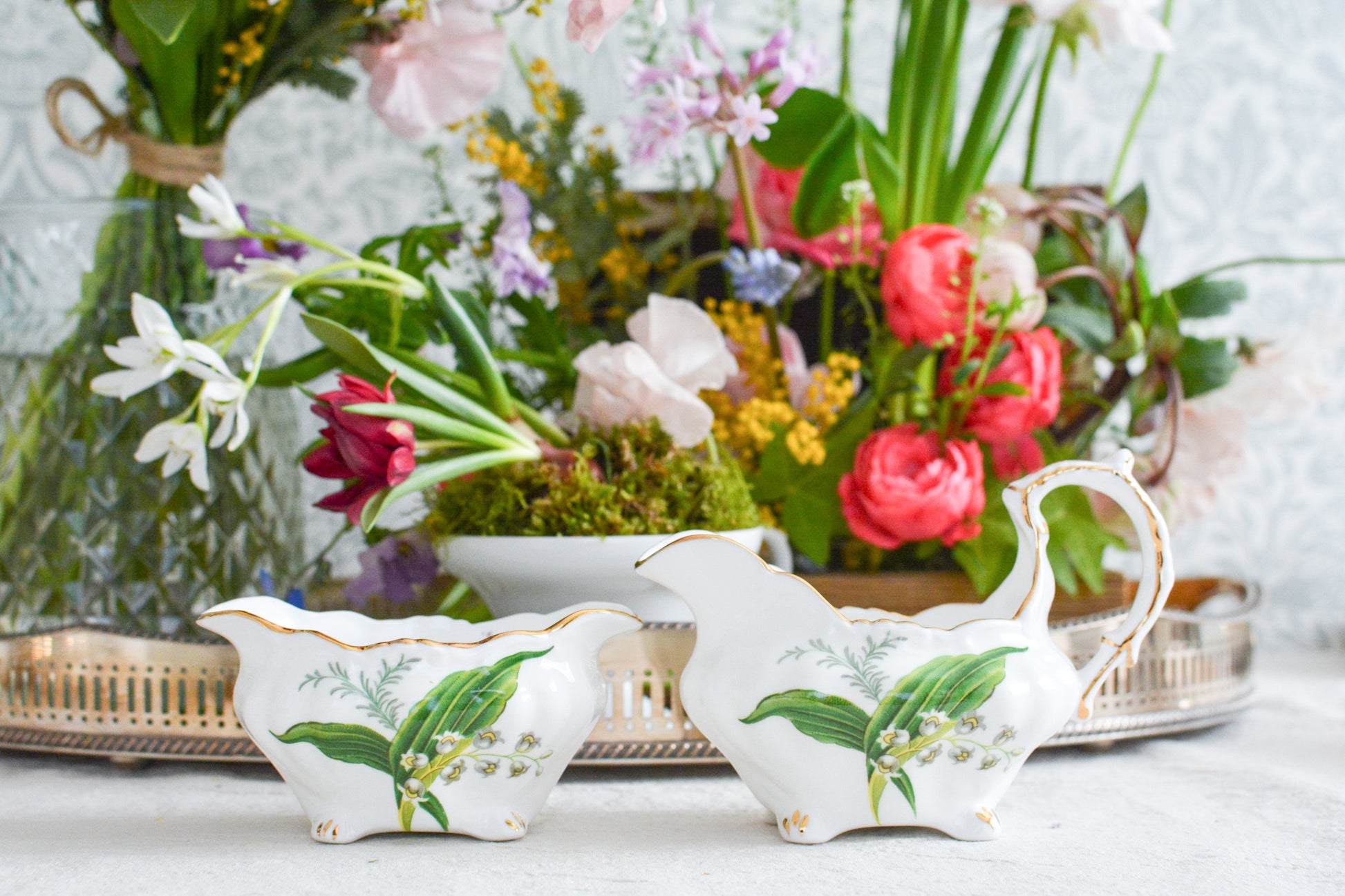 ハマースレイのスズランの絵柄が可愛らしいシュガー入れとミルクジャグ。このスズランのシリーズは人気がありますが、ヴィクトリアンバイオレットよりも生産数が少ないのか、なかなか見つかりません。優美なシェイプと美しいスズランの模様がとてもマッチしていて素敵なお品です。こちらはシュガー入れとミルクジャグの2点セットです。