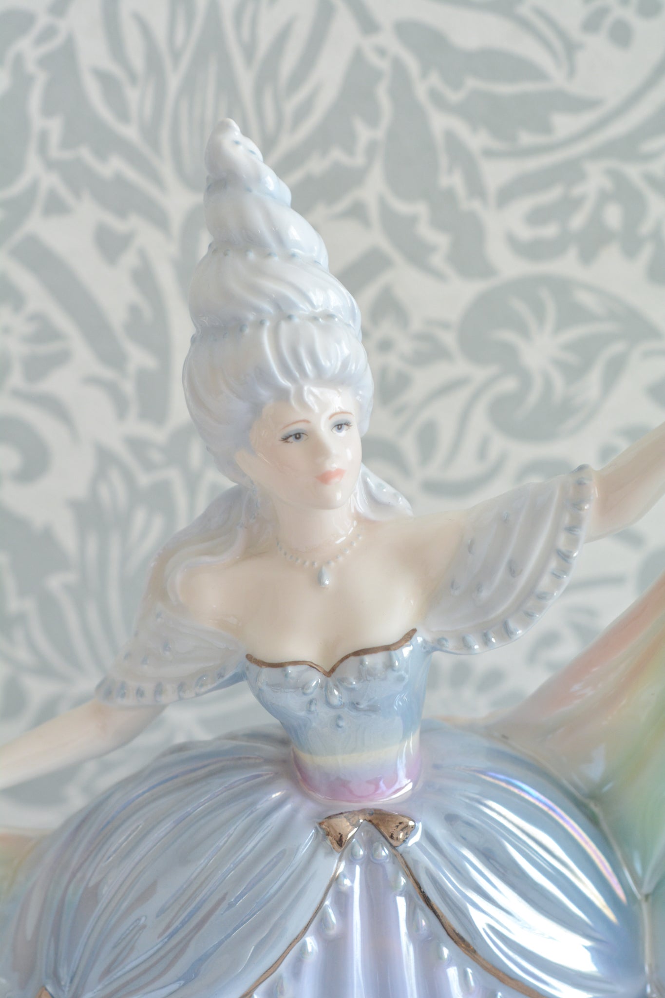 コールポートはフィギュリンをたくさん作っていて、たくさんのシリーズがあります。人気はあるけれど日本ではほとんど見かけないシリーズの1つ。「The millennium Ball」というシリーズで、この「Rain」と、「Moon」「 Forest」「Time」「Sun」の5種類から構成されています。このRainはパステルカラーでキラキラしていて、まるでファンタジーの世界からやってきてよう!このシリーズは個人的にも好きなシリーズで、時間をかけて探しました!今回ご紹介できて嬉しいです。製造数がとても少ないため探すのが大変困難なお品です。