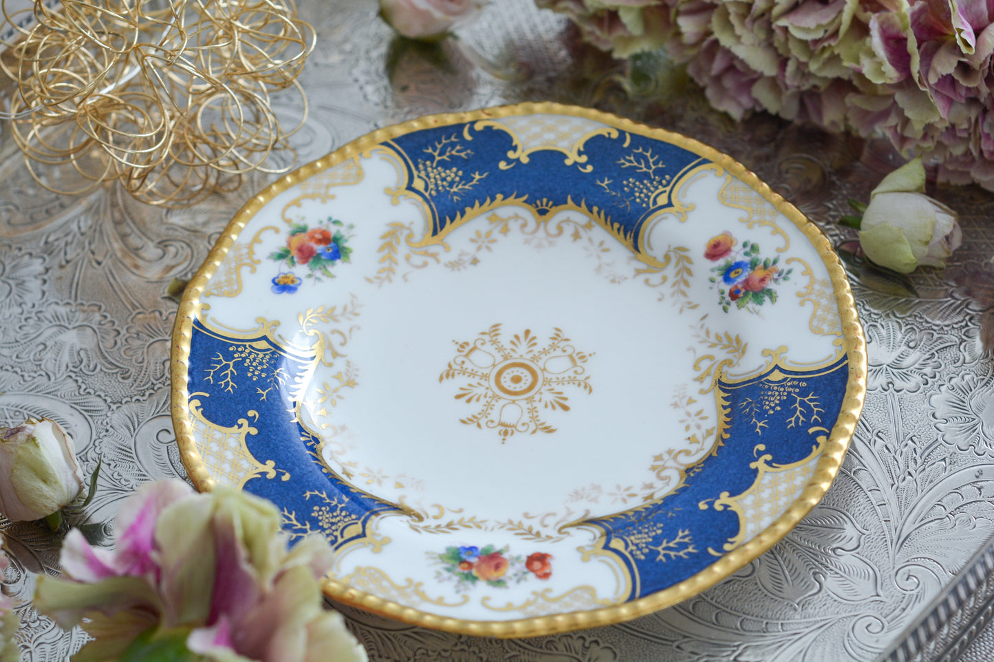 コールポートの人気シリーズ、バットウィングシリーズ。こちらはとても珍しい明るいブルーのサイドプレートです。ちょっと凝ったブルーで石目のようになっていて高級感があります。バットウィングシリーズはたくさんのカラーバリエーションがありますが、最近はバットウィングシリーズはどのカラーも探すことがより困難になっております。こちらのプレートは、特に珍しいカラーでコレクションにぴったりです。