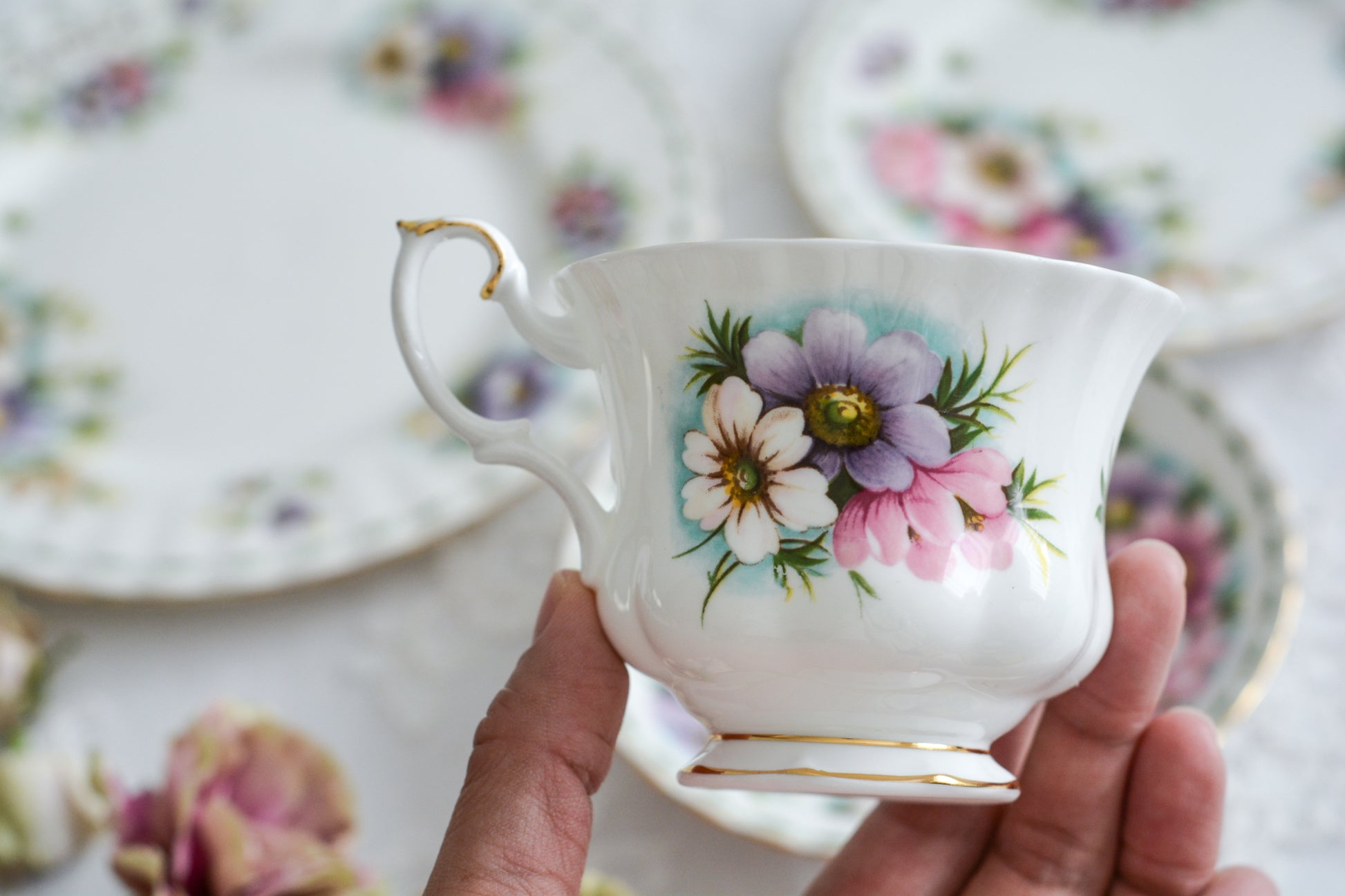 ロイヤルアルバートの人気シリーズの一つ、「フラワーオブザマンス」1月から12月までそれぞれの季節のお花がモチーフのシリーズで、ついつい集めたくなってしまう魅力があります。今回ご紹介するのは、10月(Octber)。10月のお花はコスモスです。柔らかな色合いのコスモスにターコイズブルーがアクセントの可愛らしいセットです。今回はティートリオにデザートプレートのついた珍しい4ピースセットが入荷しました!秋のティータイムをお楽しみください。