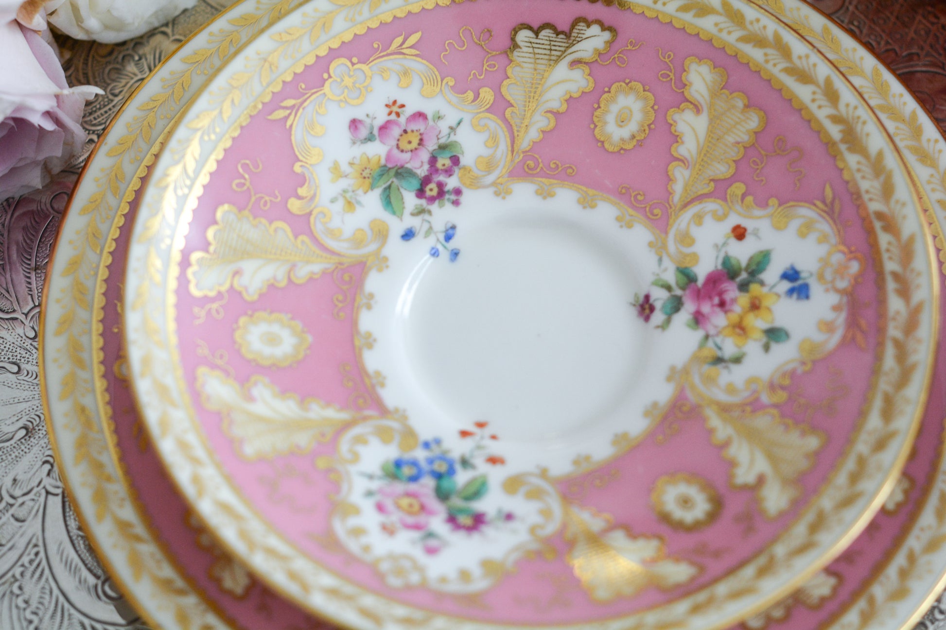 ピンクのカラーがとても貴重で愛らしい、コウルドンのティファニーパターンのティートリオです。こちらはティファニーのスタンプはありませんが、柄はティファニーがコウルドンに特注したパターン。ティファニーらしい上品な絵柄がとても美しくでコウルドンの中でも人気のシリーズです。クリスマスプレゼントにもぴったりの特別なお品です🎁  美しいティートリオで、ぜひクリスマスのティータイムやテーブルコーディネートをお楽しみください。