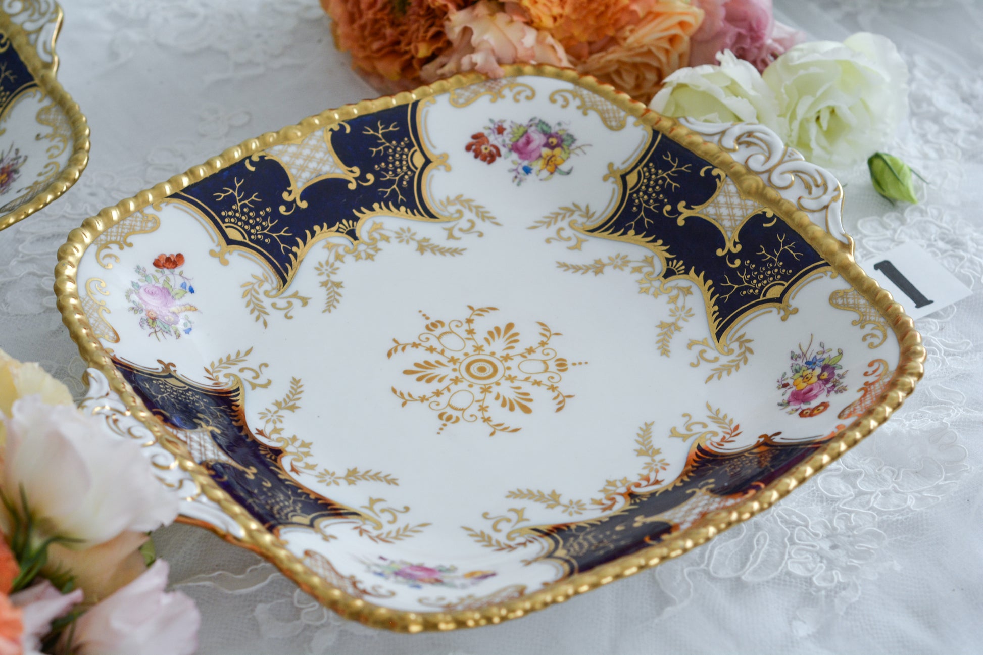 コールポートの人気シリーズ、バットウィング。カラーバリエーションも豊富なシリーズです。こちらはコバルトカラーの美しいB&Bプレート。コバルトブルーは重厚感がありますね。B&BプレートのB&Bとは、ブレッド&バターの略で、パンやサンドイッチ、スコーンはもちろん、スイーツなども盛り付けてお楽しみいただけます。