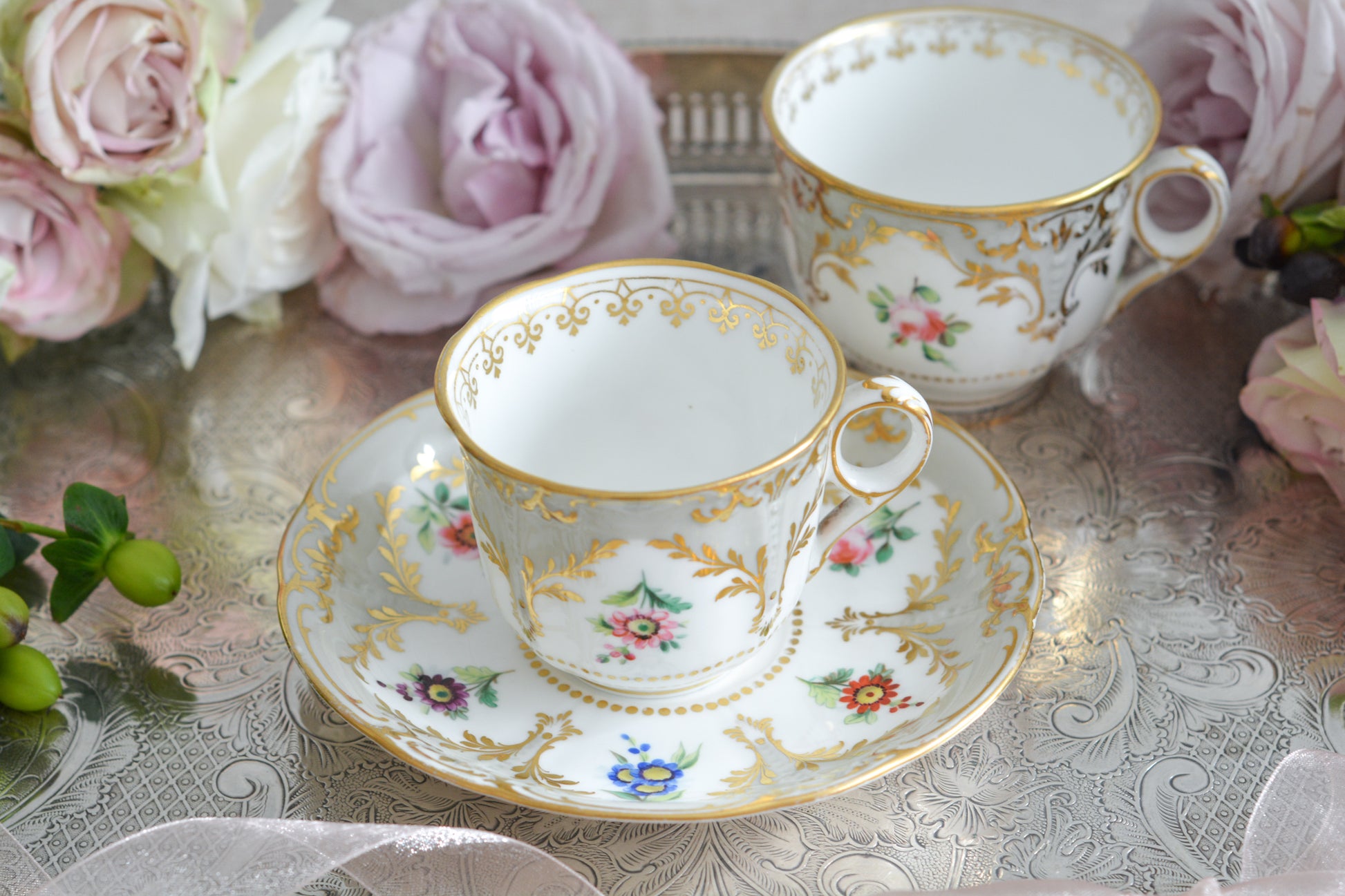 トゥルートリオは、ティーカップ、コーヒーカップ、ソーサーのセットで1800年代中頃まではトリオといえばトゥルートリオが主流でした。こちらはバックスタンプなどはないのですが、ソーサーの裏面にうっすらとMINTONと確認できます。美しいハンドペイントの絵付けはさすがミントン。ミントンの絵付けは繊細で優しいタッチですね。リングハンドルもエレガントです。とても状態の良いお品で、紅茶もコーヒーもお楽しみいただけます。素敵なティータイムをお過ごしください。