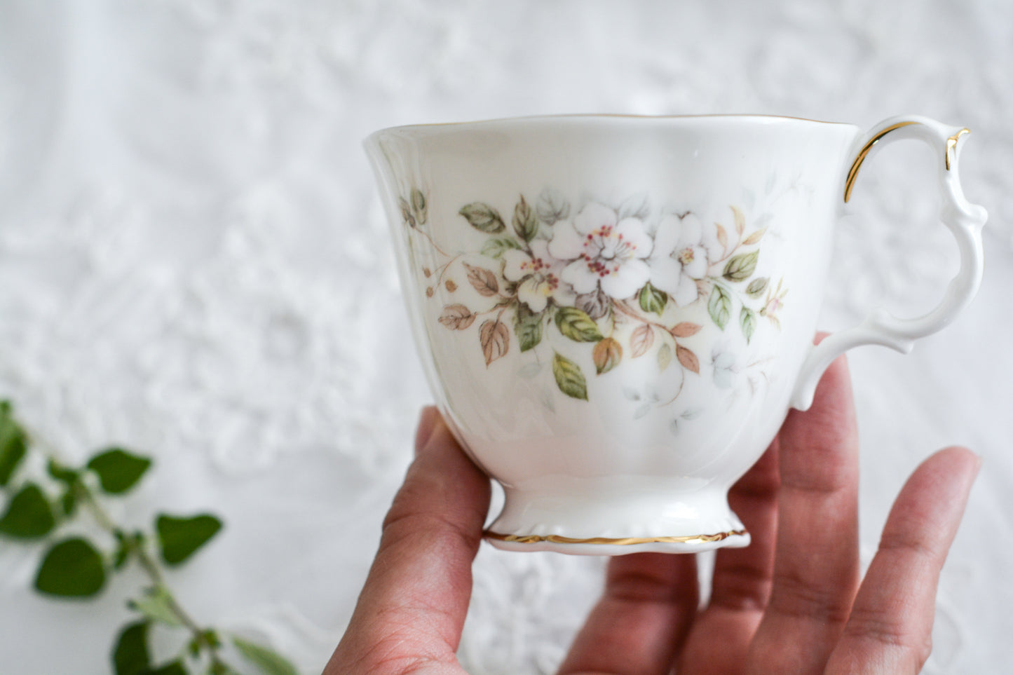 ロイヤルアルバートの「ハワース」シリーズ。淡いカラーのお花が優しげな雰囲気です。ハワースはウェストヨークシャーにある小さな街。「嵐が丘」、「ジェーン・エア」の作者ブロンテ姉妹が住んでいた街です。田園風景が広がりとても美しい、そんなハワースを思わせるような優しく美しい絵柄のティーセット。こちらは、ティートリオ4セット、クリーマー、シュガーボウル、B&Bプレートのセットです。ぜひティータイムをお楽しみください。