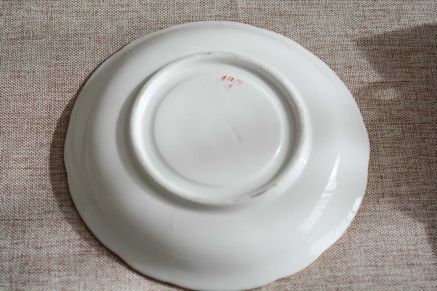 トゥルートリオは、ティーカップ、コーヒーカップ、ソーサーのセットで1800年代中頃まではトリオといえばトゥルートリオが主流でした。こちらはバックスタンプなどはないのですが、ソーサーの裏面にうっすらとMINTONと確認できます。美しいハンドペイントの絵付けはさすがミントン。ミントンの絵付けは繊細で優しいタッチですね。リングハンドルもエレガントです。とても状態の良いお品で、紅茶もコーヒーもお楽しみいただけます。素敵なティータイムをお過ごしください。