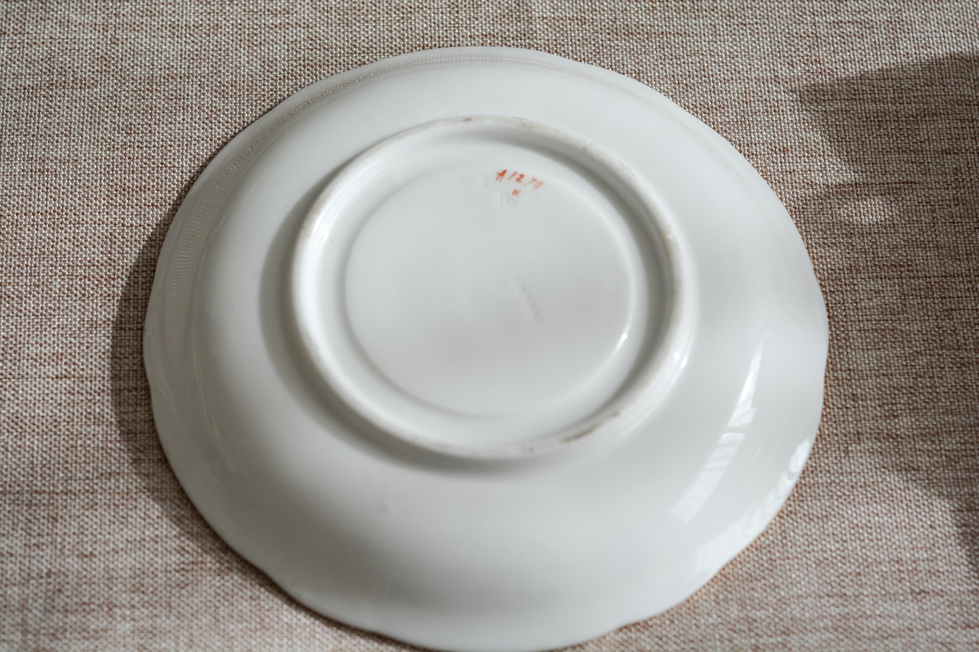 トゥルートリオは、ティーカップ、コーヒーカップ、ソーサーのセットで1800年代中頃まではトリオといえばトゥルートリオが主流でした。こちらはバックスタンプなどはないのですが、ソーサーの裏面にうっすらとMINTONと確認できます。美しいハンドペイントの絵付けはさすがミントン。ミントンの絵付けは繊細で優しいタッチですね。リングハンドルもエレガントです。とても状態の良いお品で、紅茶もコーヒーもお楽しみいただけます。素敵なティータイムをお過ごしください。