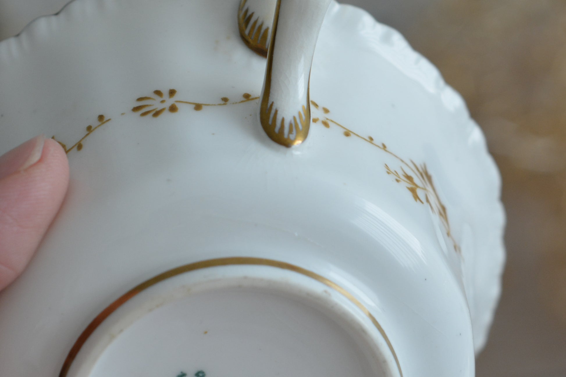 コールポートの人気シリーズ、バットウィングシリーズ。レアカラーのイエローカラーのトリオです。イエローのバットウィングは、鮮やかなイエローカラーが美しく、とても華やかな印象です。最近はバットウィングシリーズは探すことがより困難になっております。残念ながらカップにヒビが入っている為に観賞用となっております。(水漏れしたり、カップ自体が割れてしまう可能性があるため、カップに紅茶などを入れることは難しいです)ソーサーとサイドプレートはとても良い状態です。カップにヒビはあるものの観賞用としては大変美しく、貴重なお品です。ぜひコレクションとしてこのカップをお楽しみください。