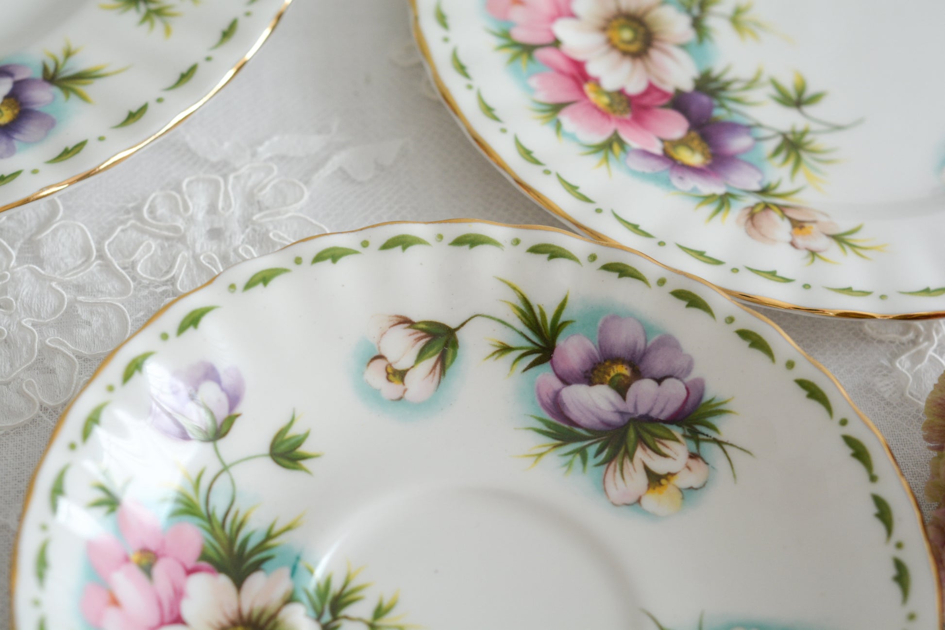 ロイヤルアルバートの人気シリーズの一つ、「フラワーオブザマンス」1月から12月までそれぞれの季節のお花がモチーフのシリーズで、ついつい集めたくなってしまう魅力があります。今回ご紹介するのは、10月(Octber)。10月のお花はコスモスです。柔らかな色合いのコスモスにターコイズブルーがアクセントの可愛らしいセットです。今回はティートリオにデザートプレートのついた珍しい4ピースセットが入荷しました!秋のティータイムをお楽しみください。