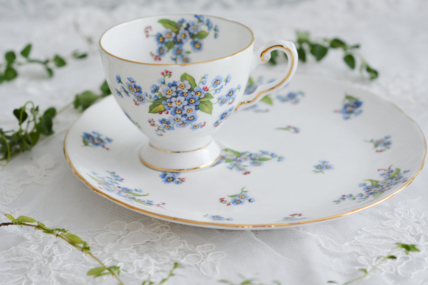 タスカンの勿忘草が大変可愛らしいテニスセットです。勿忘草がモチーフのヴィンテージ食器は色々なメーカーで作られています。このタスカンのトリオの勿忘草はとても優しい雰囲気ですね。テニスセットはソーサーがプレートと一体化している形のセットで、20世紀初め頃からスポーツ観戦時にビスケットなどのお菓子と紅茶を楽しむために作られました。主にテニスを観戦する際に重宝されたので、テニスセットと呼ばれるようになりました。気軽に紅茶とお菓子を楽しめる便利なセットです。