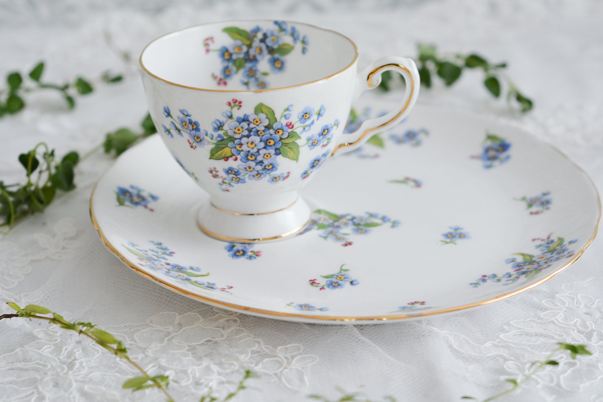 タスカンの勿忘草が大変可愛らしいテニスセットです。勿忘草がモチーフのヴィンテージ食器は色々なメーカーで作られています。このタスカンのトリオの勿忘草はとても優しい雰囲気ですね。テニスセットはソーサーがプレートと一体化している形のセットで、20世紀初め頃からスポーツ観戦時にビスケットなどのお菓子と紅茶を楽しむために作られました。主にテニスを観戦する際に重宝されたので、テニスセットと呼ばれるようになりました。気軽に紅茶とお菓子を楽しめる便利なセットです。