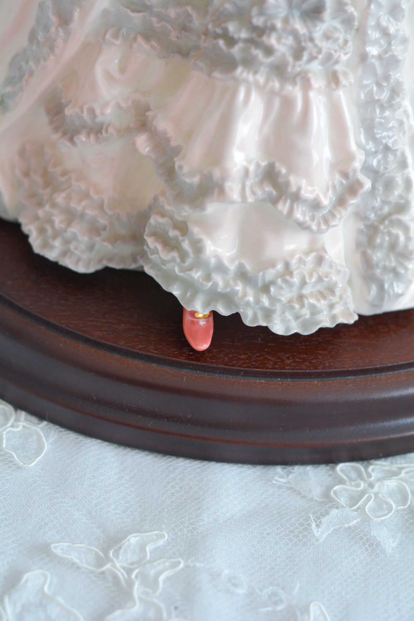 コールポートのポンパドール夫人の美しいフィギュリン。コールポートの中でも一番貴重で人気のフィギュリンではないでしょうか。美しいお顔にグレーとピンクの華やかなドレス。人気があるのも分かります。ポンパドール夫人はその美顔からフランスルイ15世の公式の愛妾となったのは有名な話。美顔だけでなく、頭もとてもよく政治にも積極的に関与しています。色々な側面を持ち合わせますが、芸術を愛し、その発展に大きな影響を与えました。ポンパドール夫人の時代はフランスを中心に優美なロココ様式が流行します。イギリスで1810年〜1830年代頃に流行したロココリバイバルはフランスのロココ様式の影響を受けてイギリスでロココ様式が再流行したものです。そんなポンパドール夫人のフィギュリンは、キャビネットに飾ってもティータイムにテーブルに置いてもどんなシーンでも、パッとスポットライトが当たったかのような存在感です。