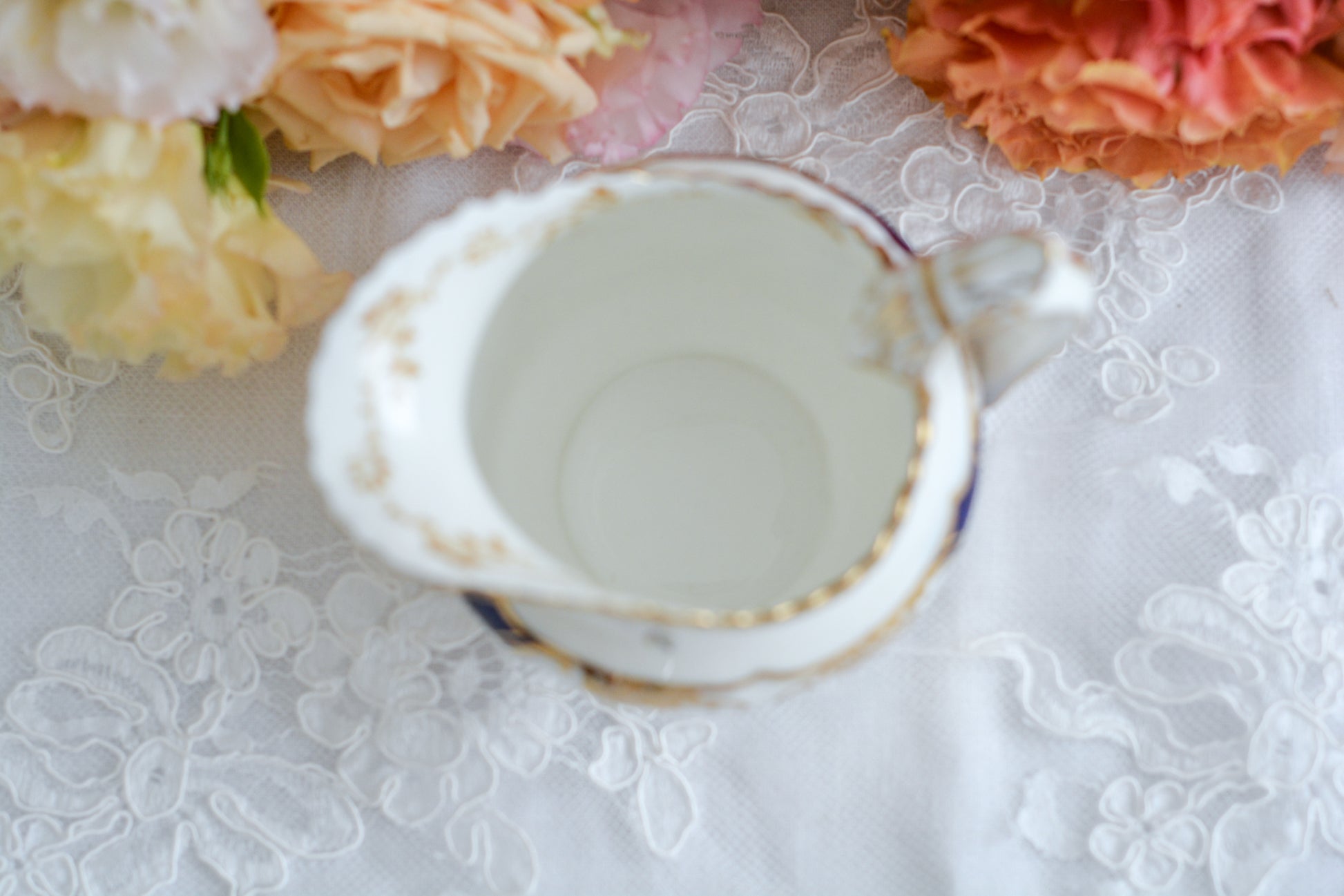 コールポートの人気シリーズのバットウィング。こちらはコバルトブルーカラーが美しいミルクジャグです。優美なデザインでとても存在感のあるミルクジャグはテーブルに花を添えてくれますね。ミルクジャグは元々ティートリオよりも数が少ないのですが、バットウィングシリーズは年々見つけることが困難になっております。こちらはとても状態の良い子で、お探しの方に見つけていただけましたら嬉しいです。