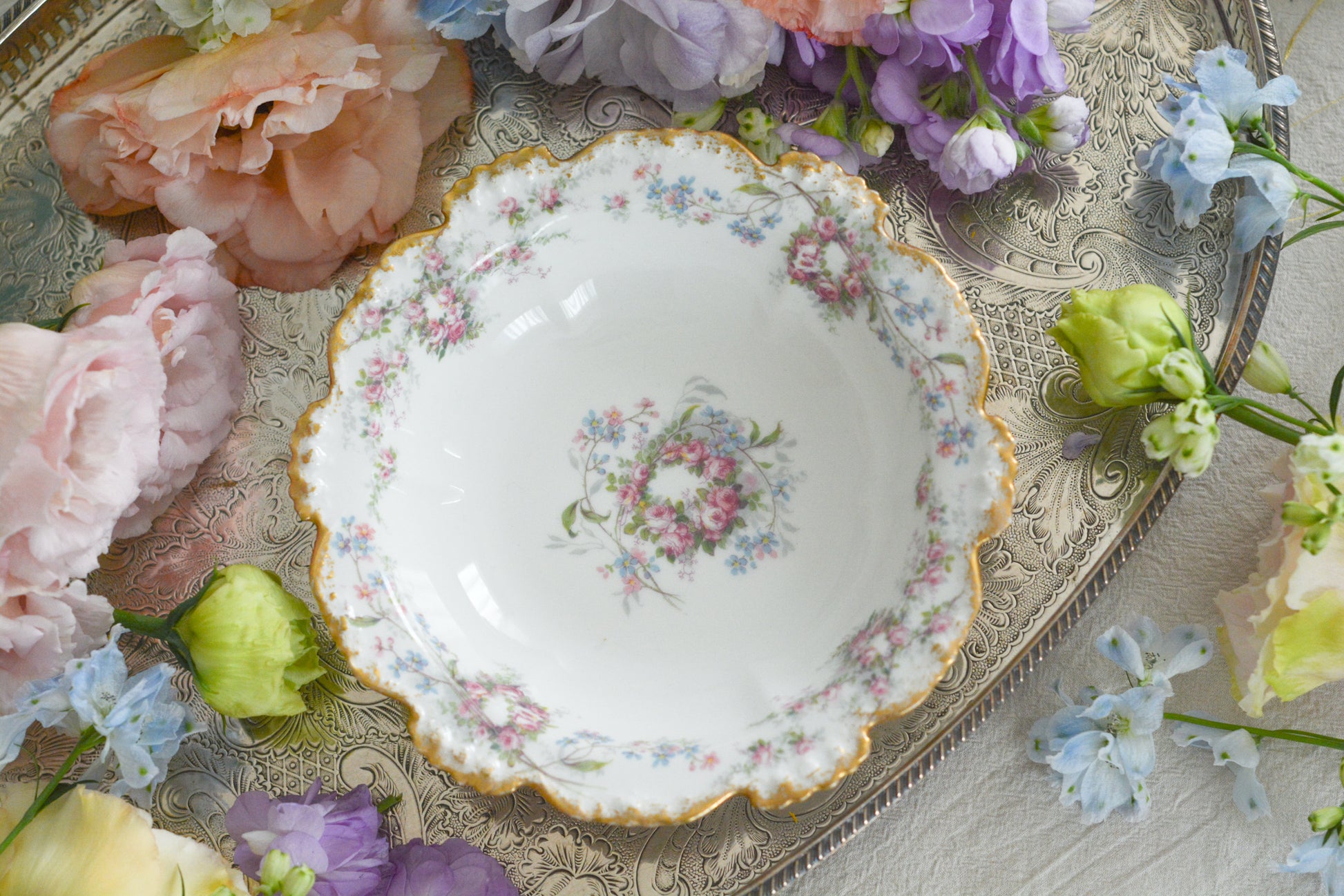 フランスのリモージュ、ジャン・プーヤ工房の可愛らしいボウル。淡いカラーが優しい雰囲気です。フルーツを盛り付けたり、ボンボンやトラジェを盛り付けたら素敵だなと思います。バラと勿忘草の組み合わせはやっぱり可愛い!!です。色々なお菓子を盛り付けてみてくださいね!