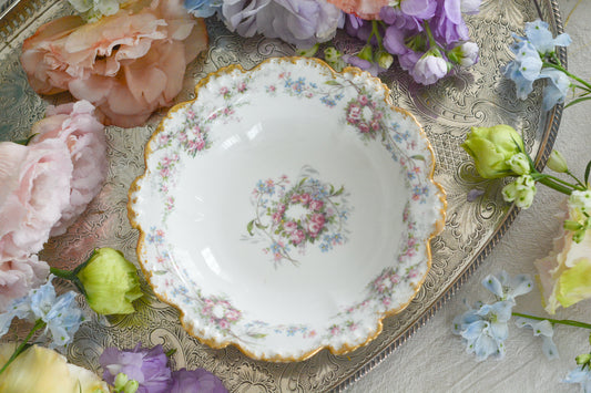 フランスのリモージュ、ジャン・プーヤ工房の可愛らしいボウル。淡いカラーが優しい雰囲気です。フルーツを盛り付けたり、ボンボンやトラジェを盛り付けたら素敵だなと思います。バラと勿忘草の組み合わせはやっぱり可愛い!!です。色々なお菓子を盛り付けてみてくださいね!