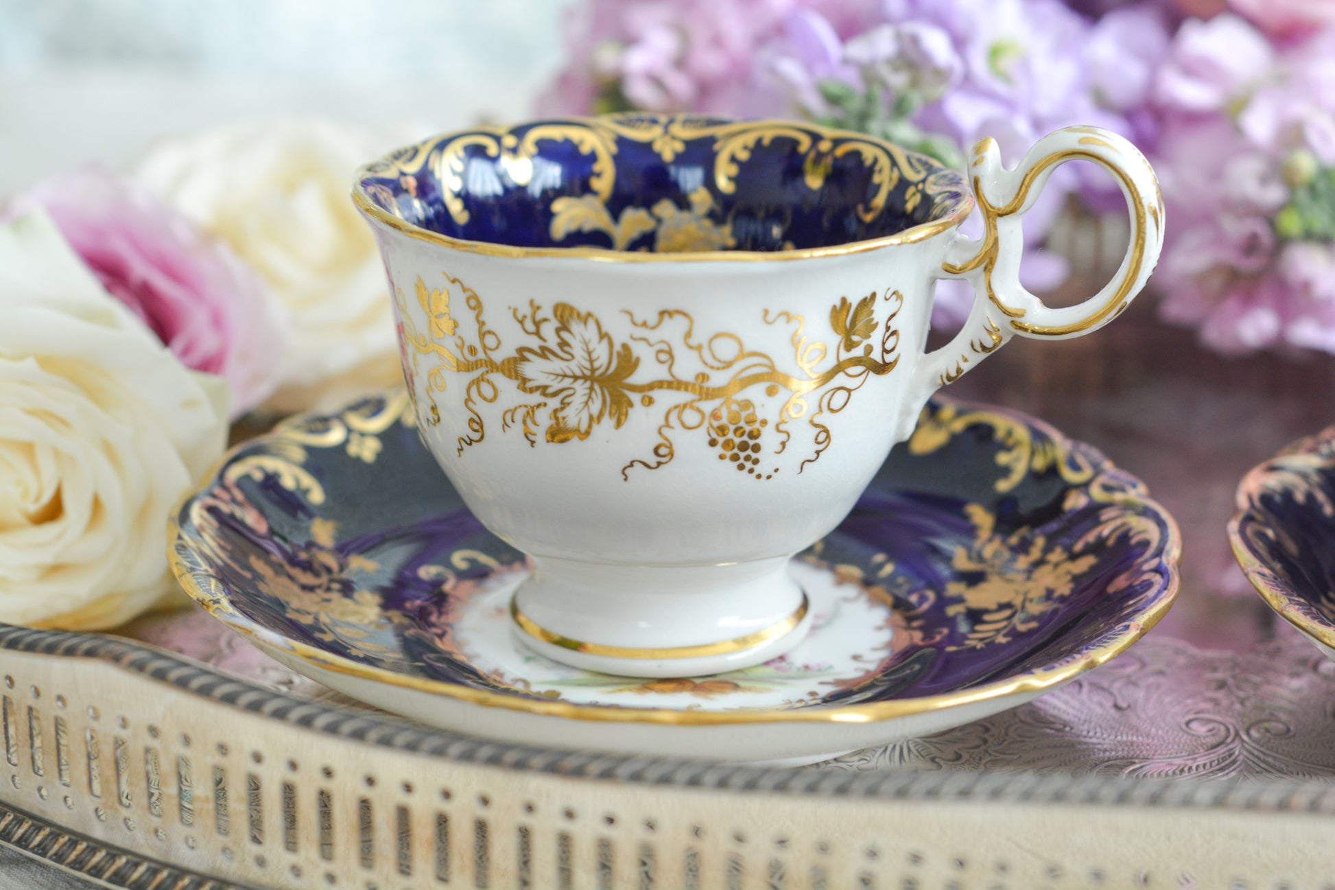 コールポートのロココリバイバル作品のアデレードシェイプ。とても優雅なシェイプで、ハンドペイントで描かれる花々は繊細でとても美しいです。いろいろなデザインが作られていて、シェイプは同じでも絵柄は少しずつ違います。こちらはコバルトブルーに金彩のお花模様が豪華なお品。アデレードシェイプは探すのにとても苦労しますが、見つけた時の喜びはとても大きいものです。金彩の薄れはありますが、貫入のないとても良い状態です。素敵なアデレードシェイプをぜひご覧ください。